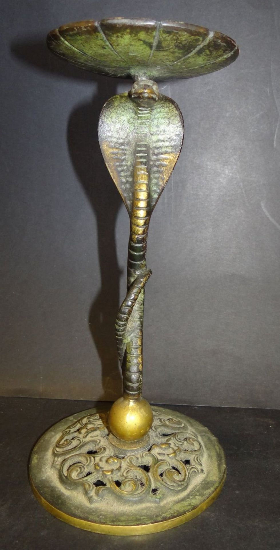 Bronze Kwerzenhalter in Form einer Kobra, H-24 cm