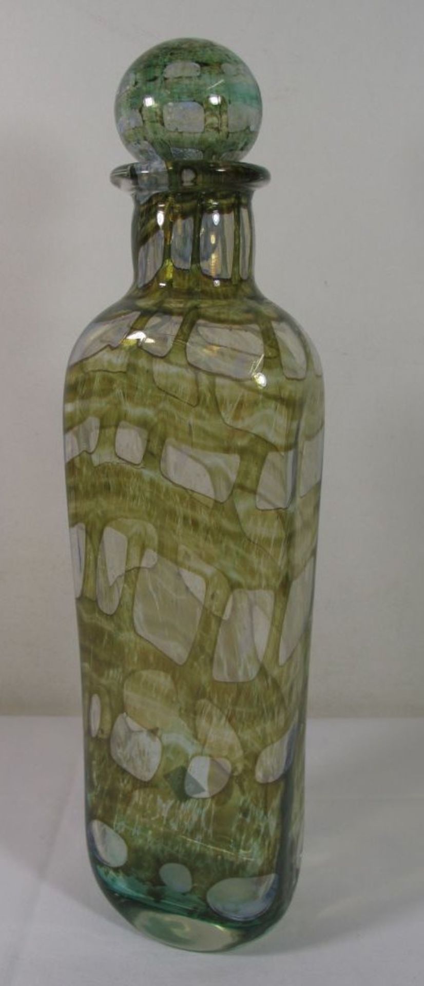 hohe Kunstglas-Karaffe, wohl Skandinavien, H-40cm.