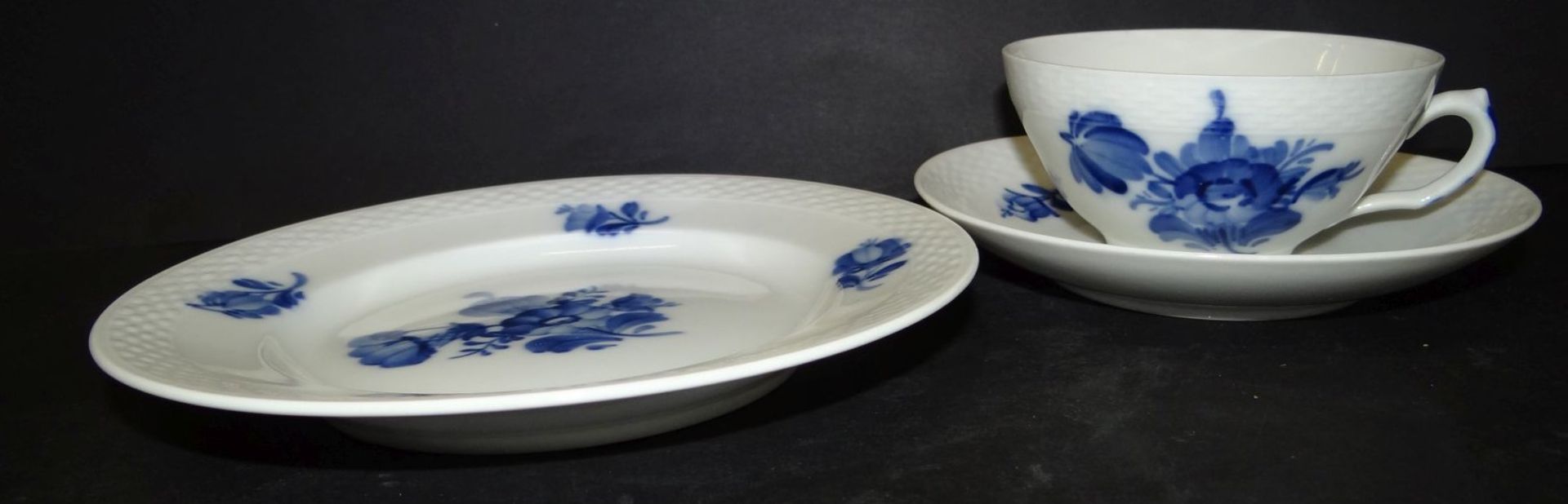 2x Tee-Gedecke "Royal Copenhagen" blaue Blumen, eine Tasse minimaler Chip - Bild 2 aus 4