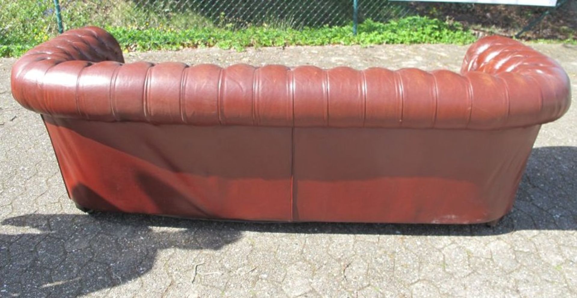 gr. Chesterfield-Sofa, 20. Jhd., rotbraunes Leder, Gebrauchsspuren, H-72cm B-228cm Sh-47cm. - Bild 4 aus 6