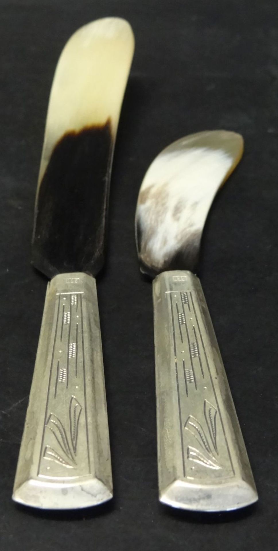 Butter-und Käsemesser, Silbergriffe-835-, Klingen aus Horn, L-16 und 13 cm, 1x etwas verboge