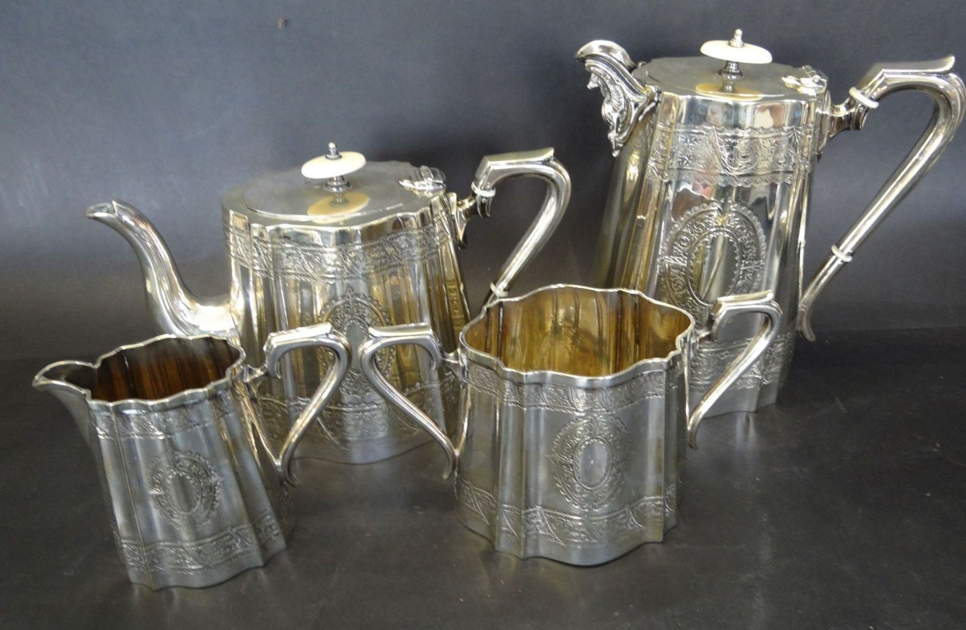 4 tg. Kaffee-Teeset, versilbert, wohl Sheffield um 1920, gut erhalten, H-20 cm - Bild 2 aus 6