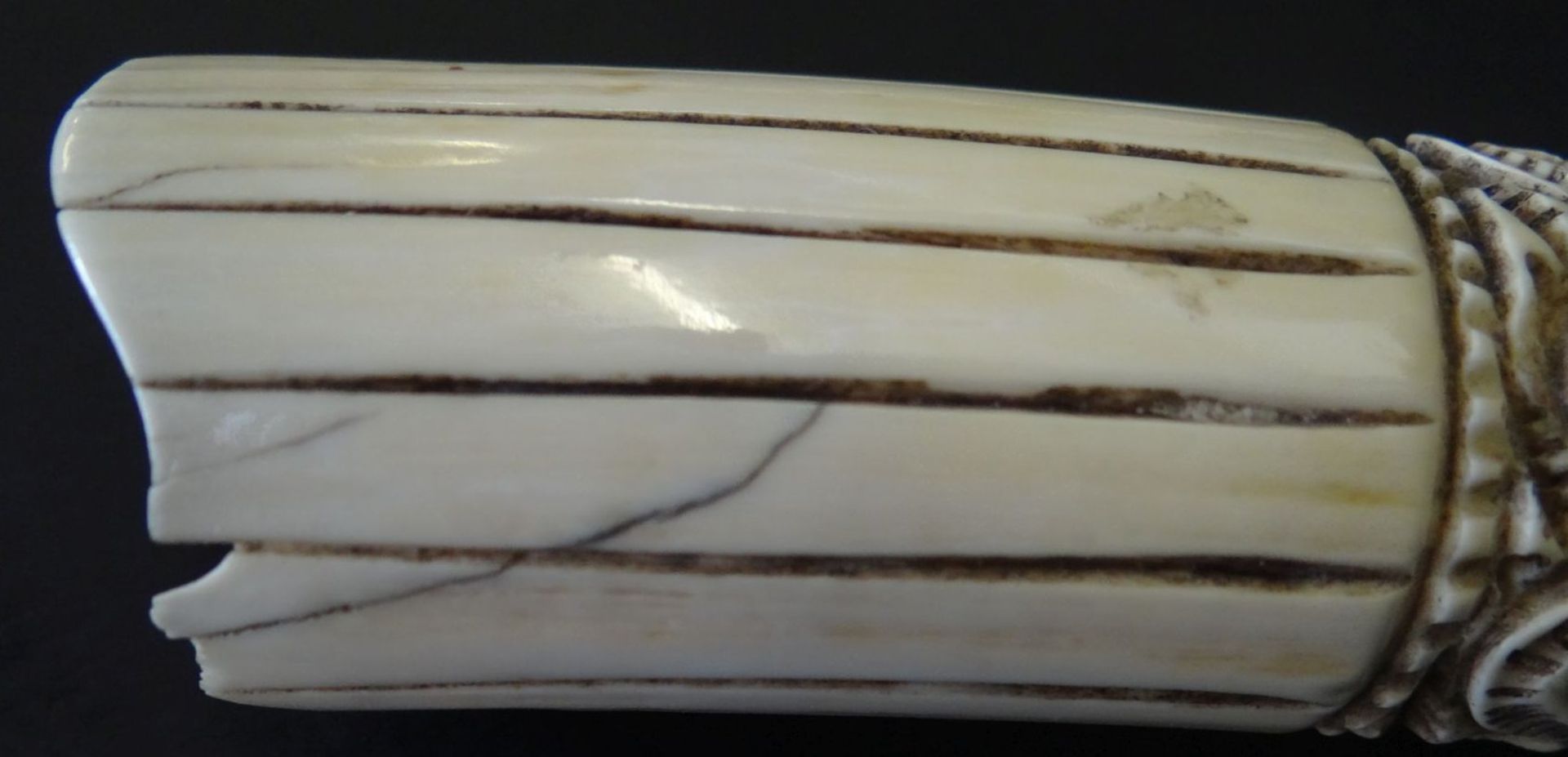 beschnitzter Walross-Zahn, , L-18 cm, Altersspuren, - Bild 4 aus 4