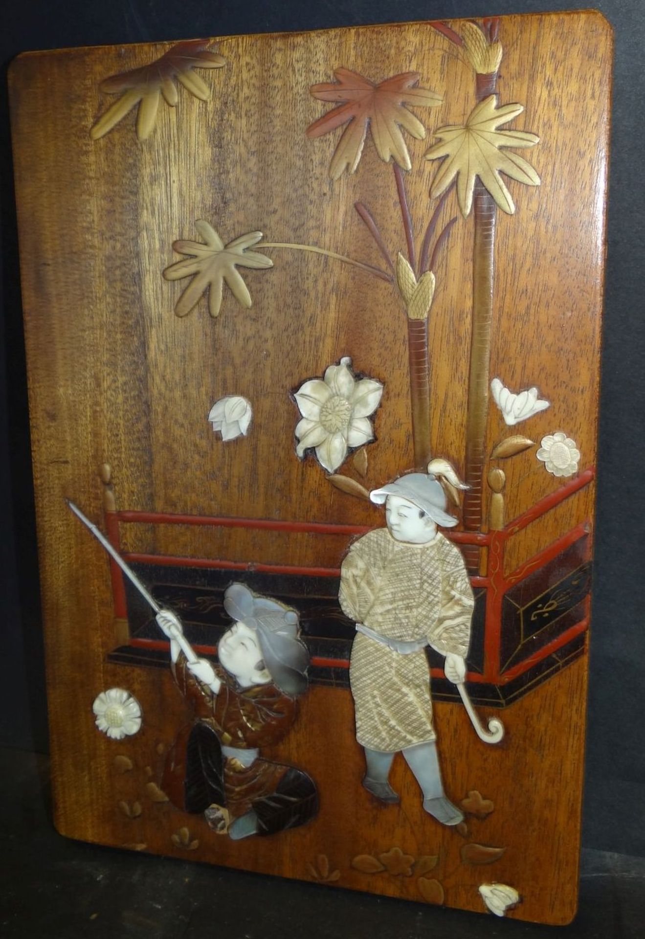 Holzplatte m it Perlmutt Einlagen etc., wohl Japan, 26x17 cm, kl. Fehlteile - Bild 2 aus 4