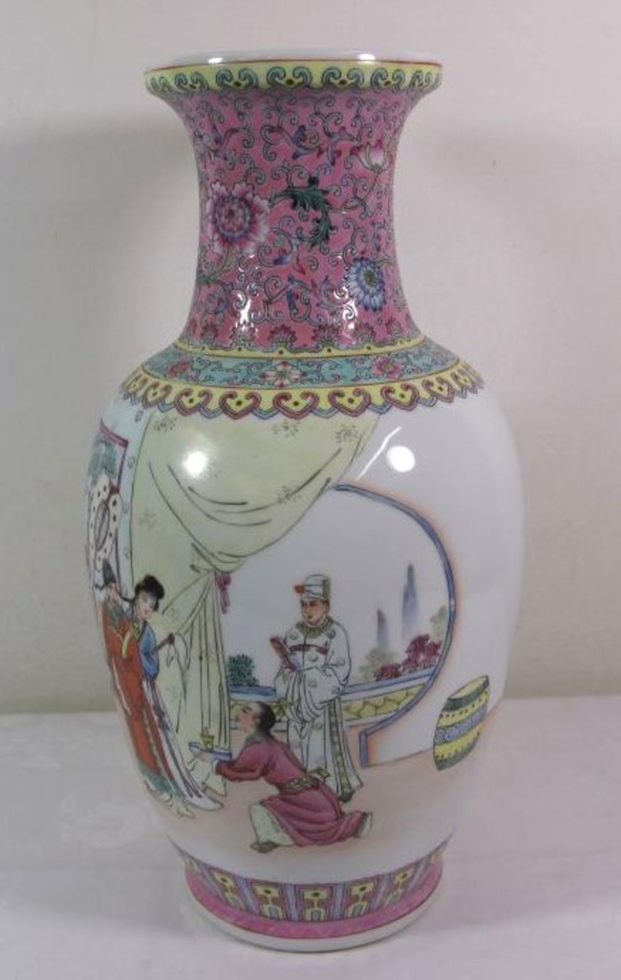 hohe Vase, China, Personendekor und Schriftzeichen, gemarkt, H-35,5cm. - Bild 2 aus 4