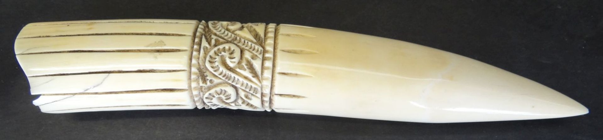 beschnitzter Walross-Zahn, , L-18 cm, Altersspuren, - Bild 2 aus 4