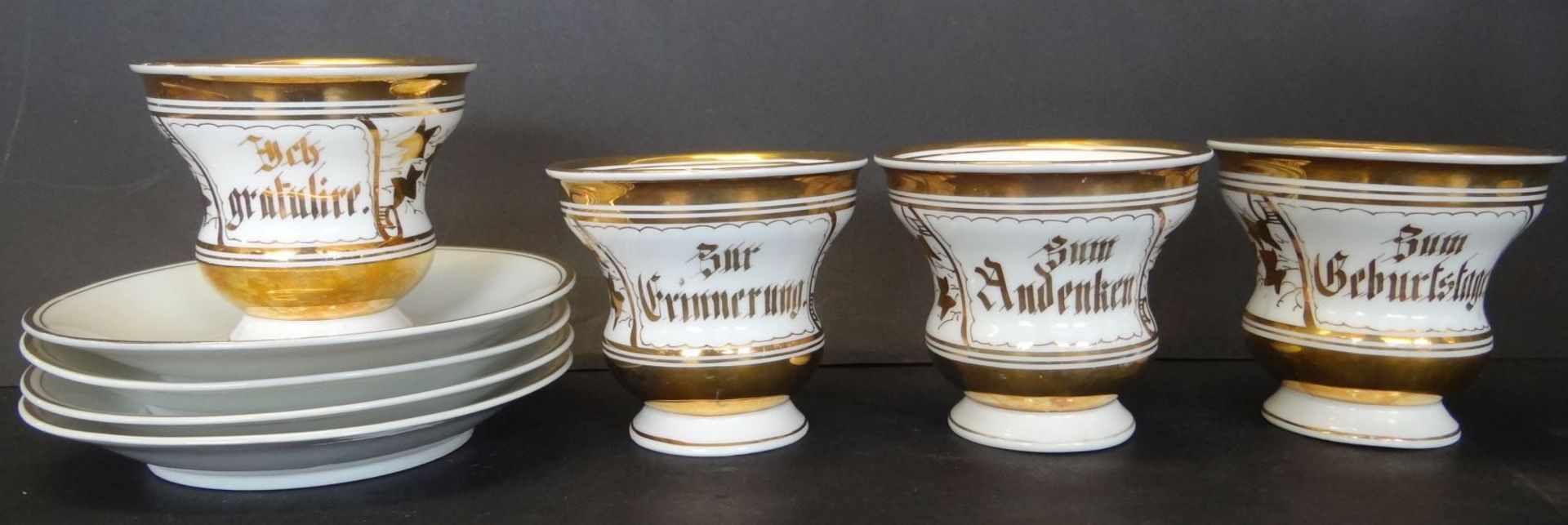 4x Biedermeier-Tassen mit U.T., alle beschriftet, Golddekor, tw. blaue Adlermarke - Bild 2 aus 3