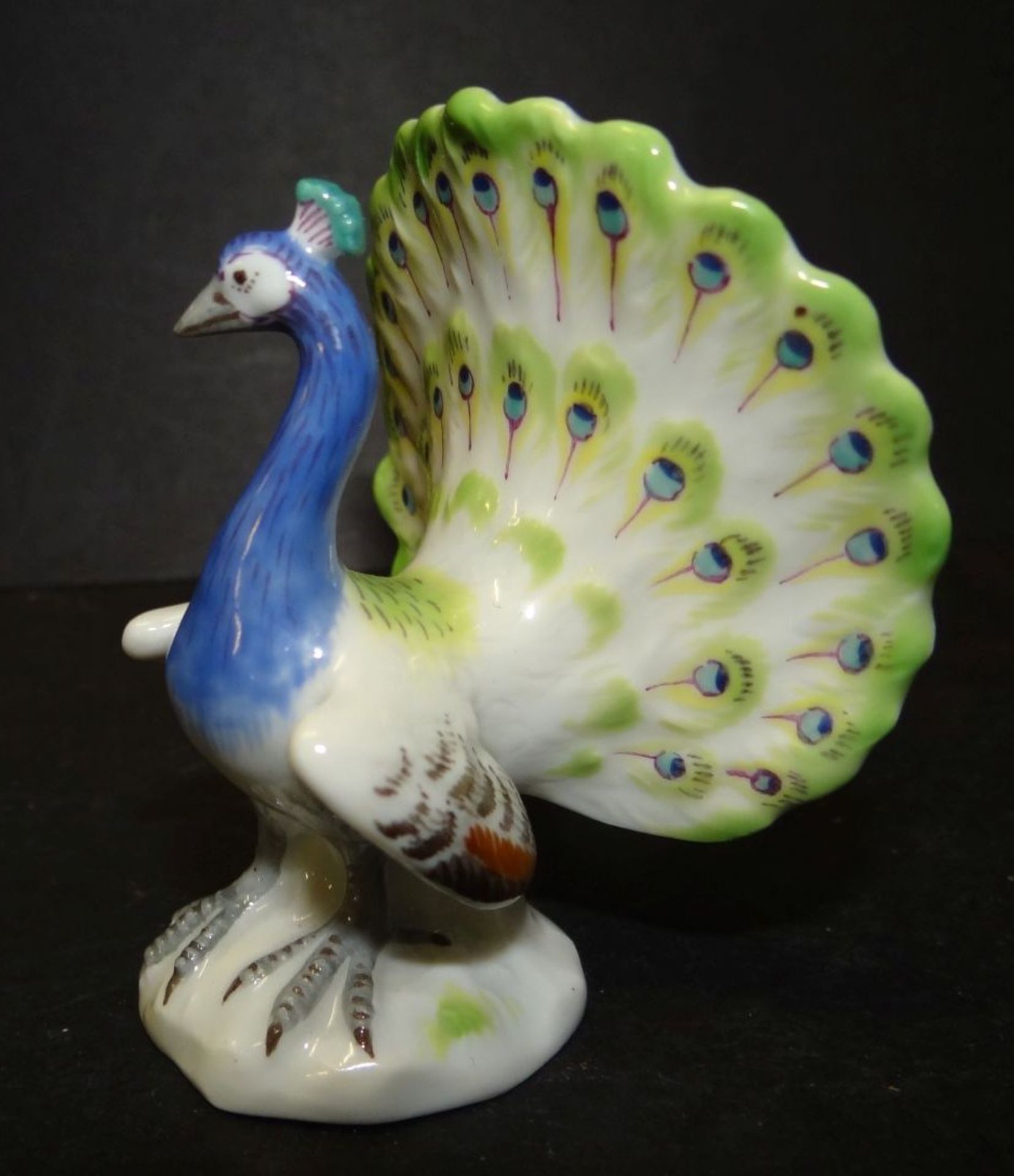 kl. Pfau "Meissen" bemalt, Schwertermarke um 1925, 1.Wahl, H-5,5 cm - Bild 2 aus 4