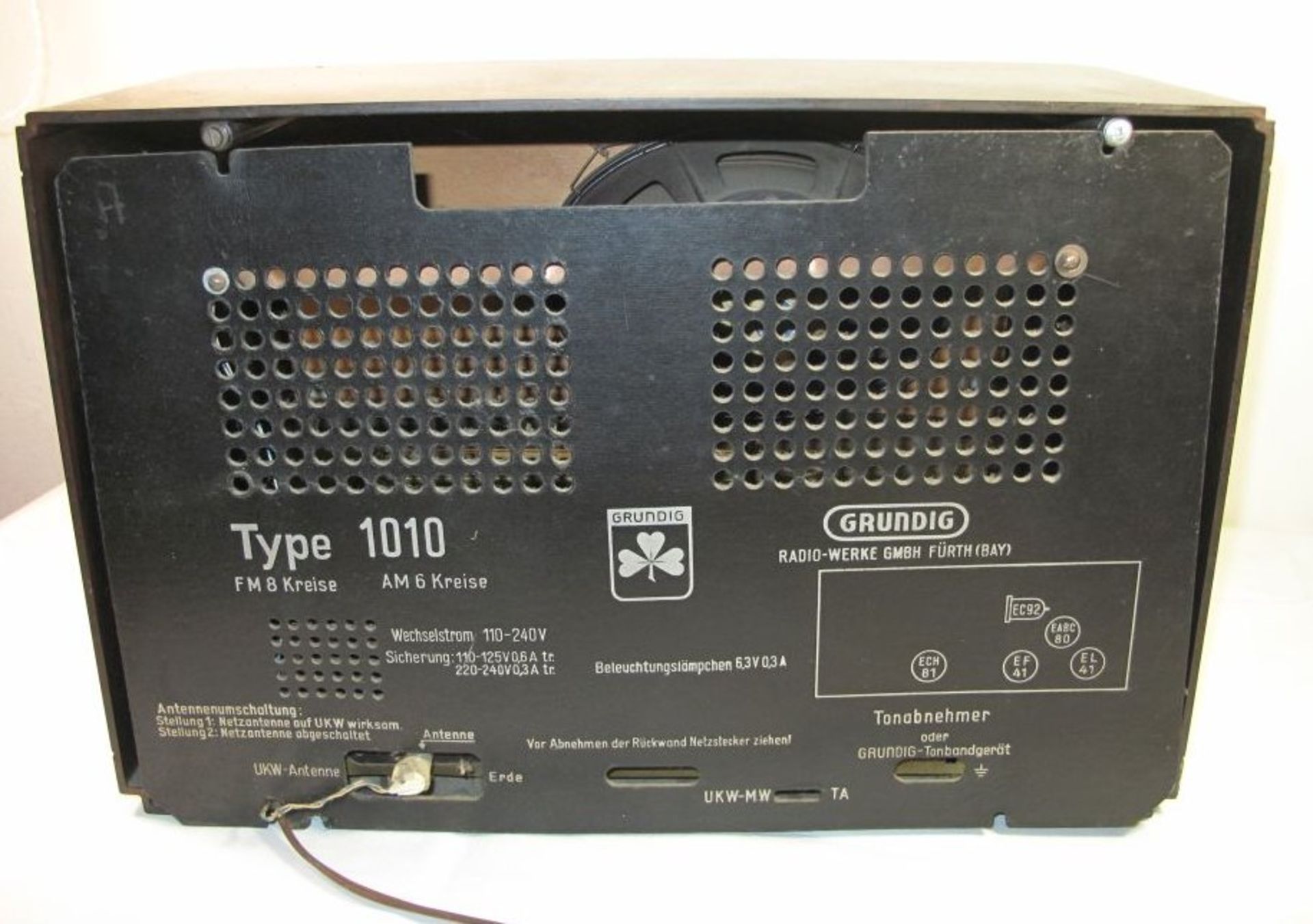 Röhrenradio "Grundig", Typ 1010, wohl defekt (Licht geht an), H-30cm B-44cm T-18cm. - Bild 2 aus 2