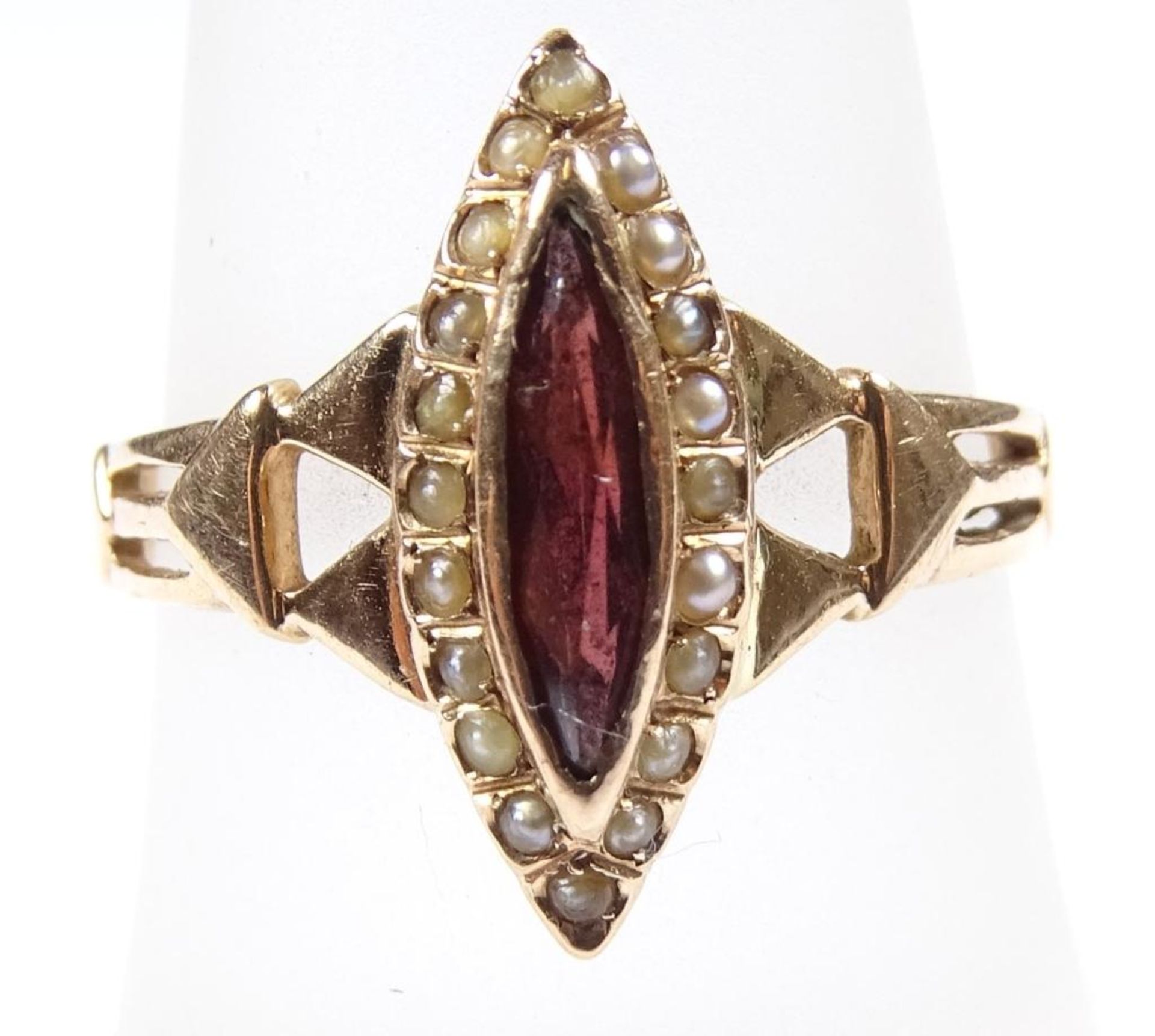 Art Deco Ring mit rotem Schmuckstein und Saatperlen RsG 585/000 2,3gr., Ringkopf 1,6x0,6cm, RG 56