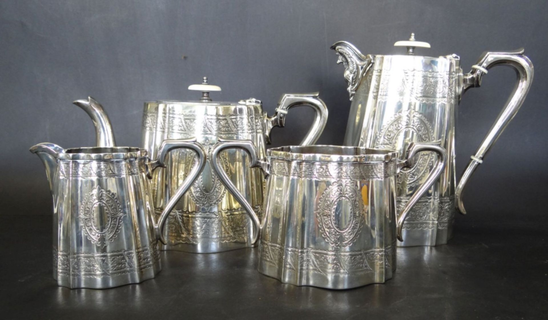 4 tg. Kaffee-Teeset, versilbert, wohl Sheffield um 1920, gut erhalten, H-20 cm