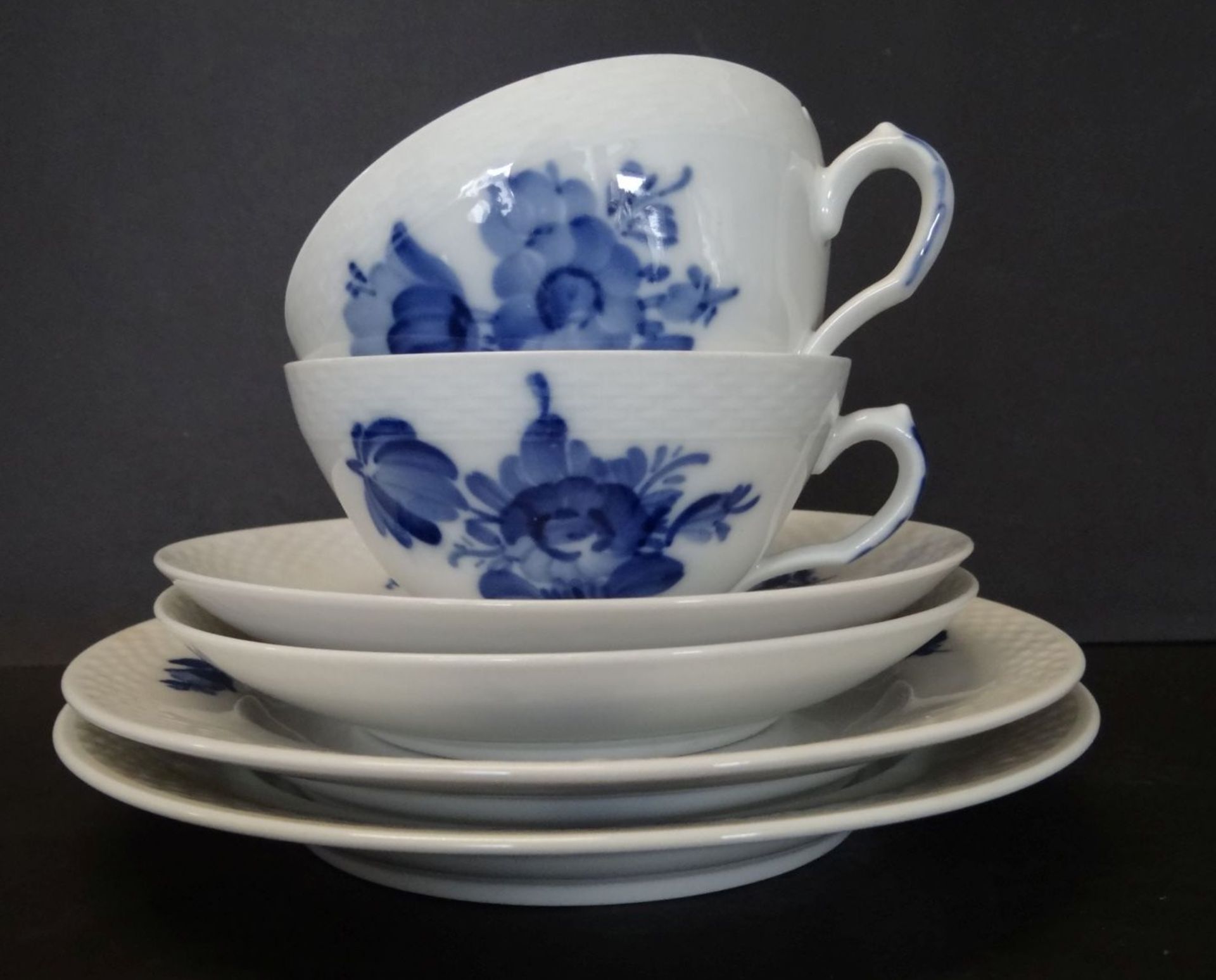 2x Tee-Gedecke "Royal Copenhagen" blaue Blumen, eine Tasse minimaler Chip