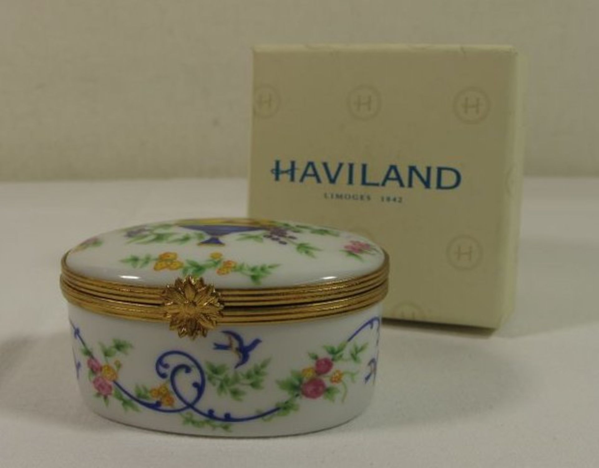 kl. Zierdose "Haviland, Limoges", florale Bemalung, H-3cm B-6,5cm, orig. Karton.