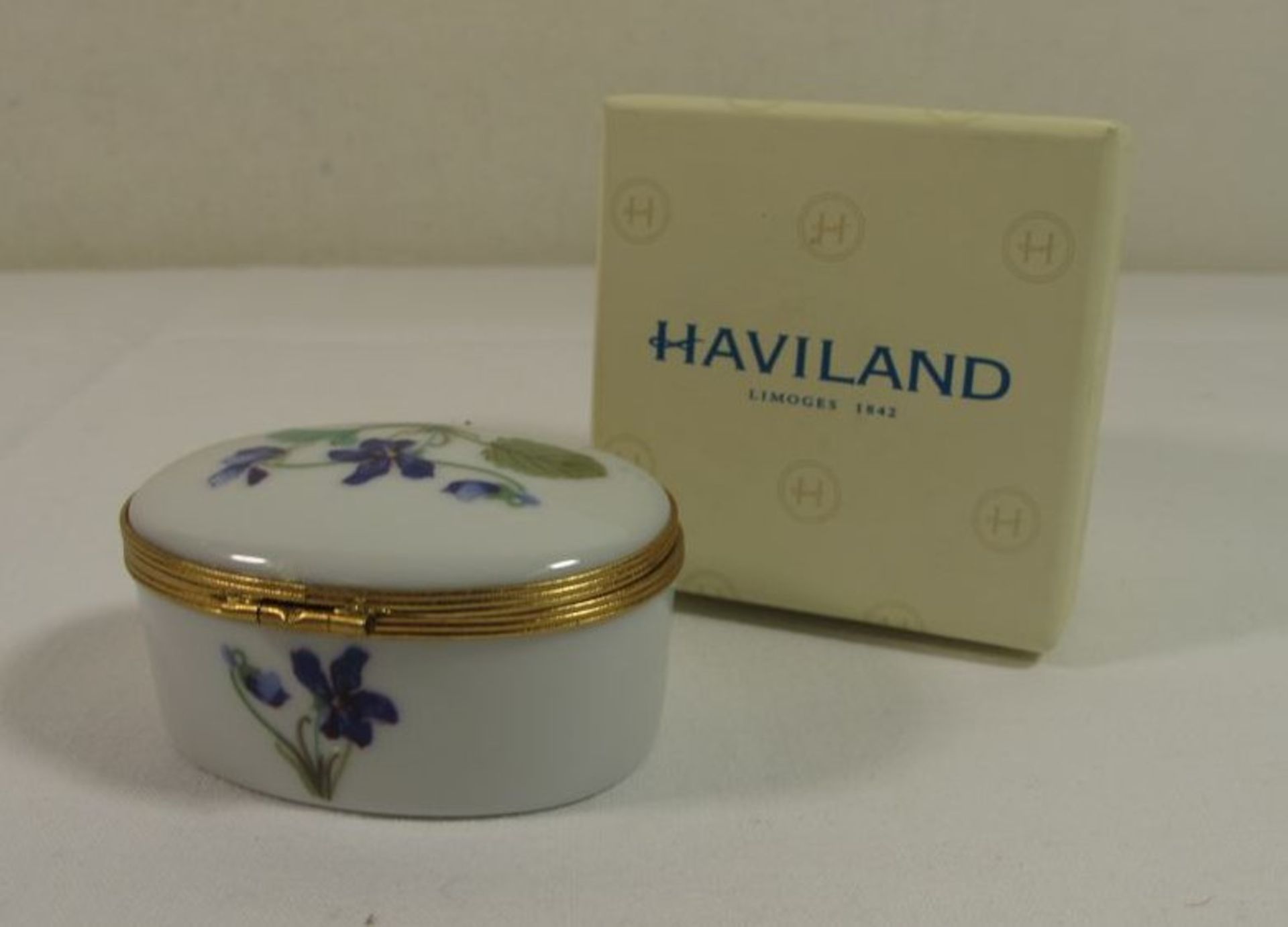 kl. Zierdose "Haviland, Limoges", florale Bemalung, H-3cm, B-6,5cm, orig. Karton.