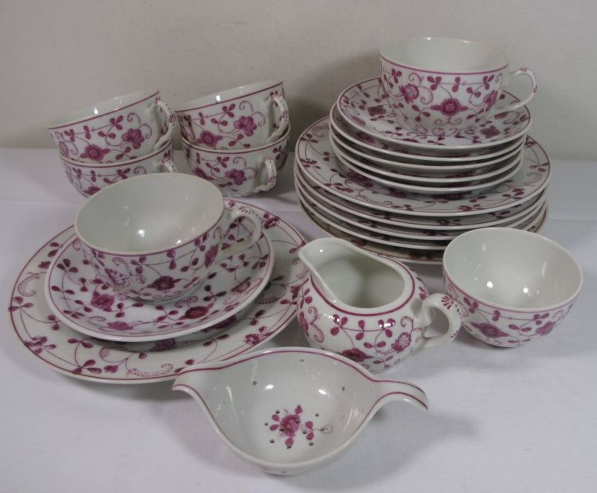 6x Teegedecke, Milch u. Zucker, Teesieb, gemarkt "AW", China Purpur, Tasse H-5,5cm.