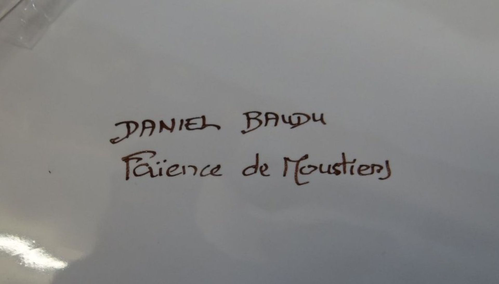 Fayence Teller, sign. Daniel Baudu, Moustiers, Frankreich, neuzeitlich, D-24 cm - Bild 2 aus 3
