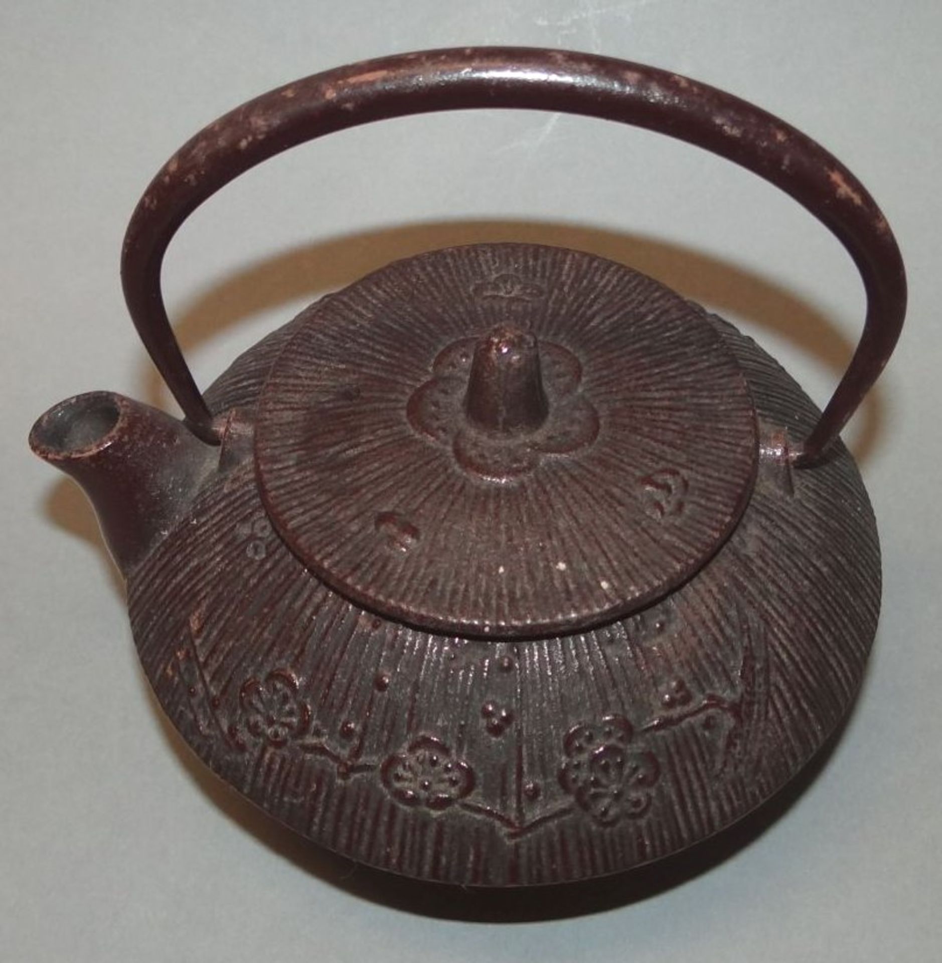 kl. japanische Eisen-Teekanne mit Filtereinsatz, neuwertig, mit Beschreibung, H-8 cm, für 1 Tass - Bild 2 aus 7