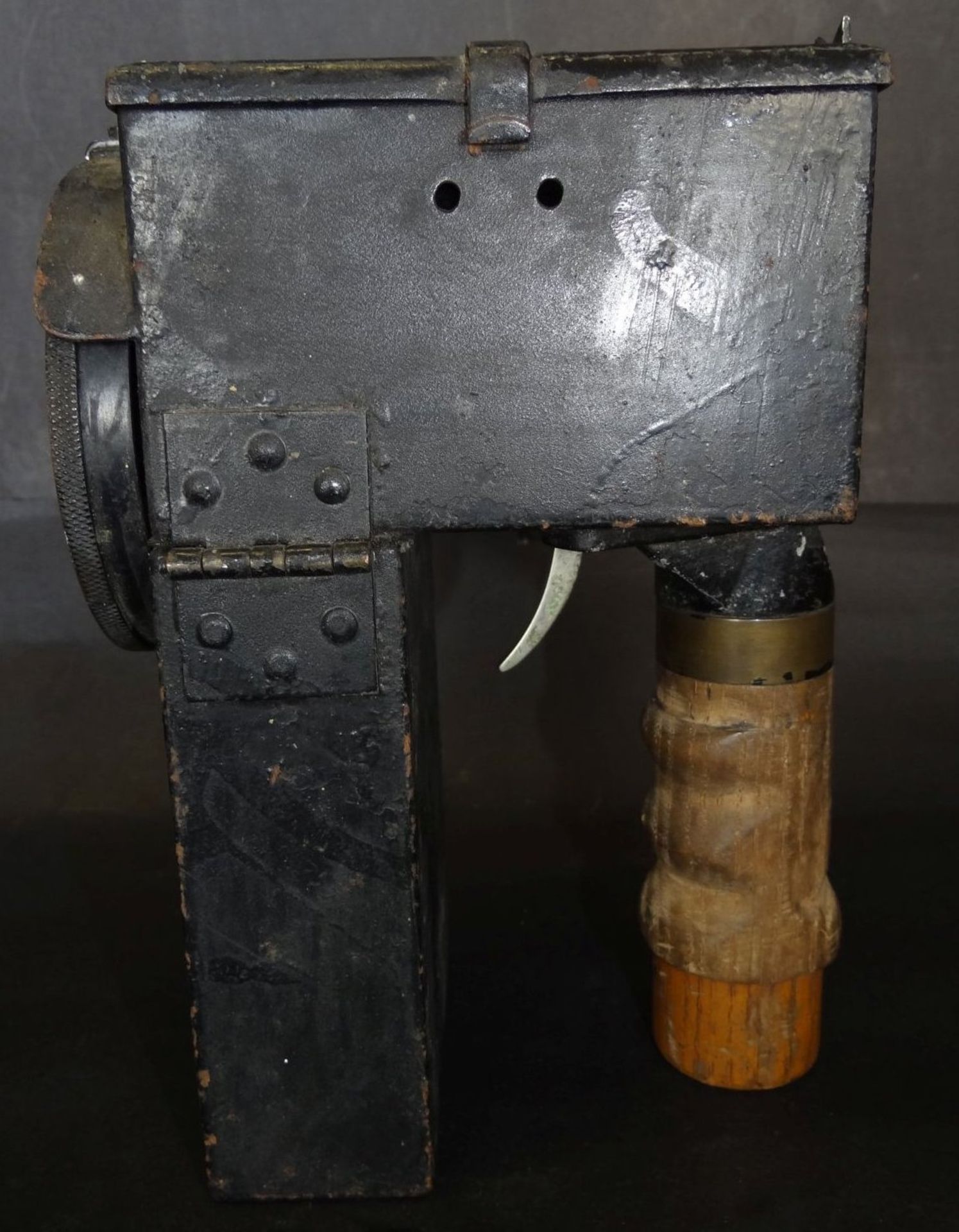 Hand-Signallampe mit Batteriebetrieb, Metall mit Holzgriff, 1944, Kanada, H-19 cm, 14x9 cm, - Bild 2 aus 6