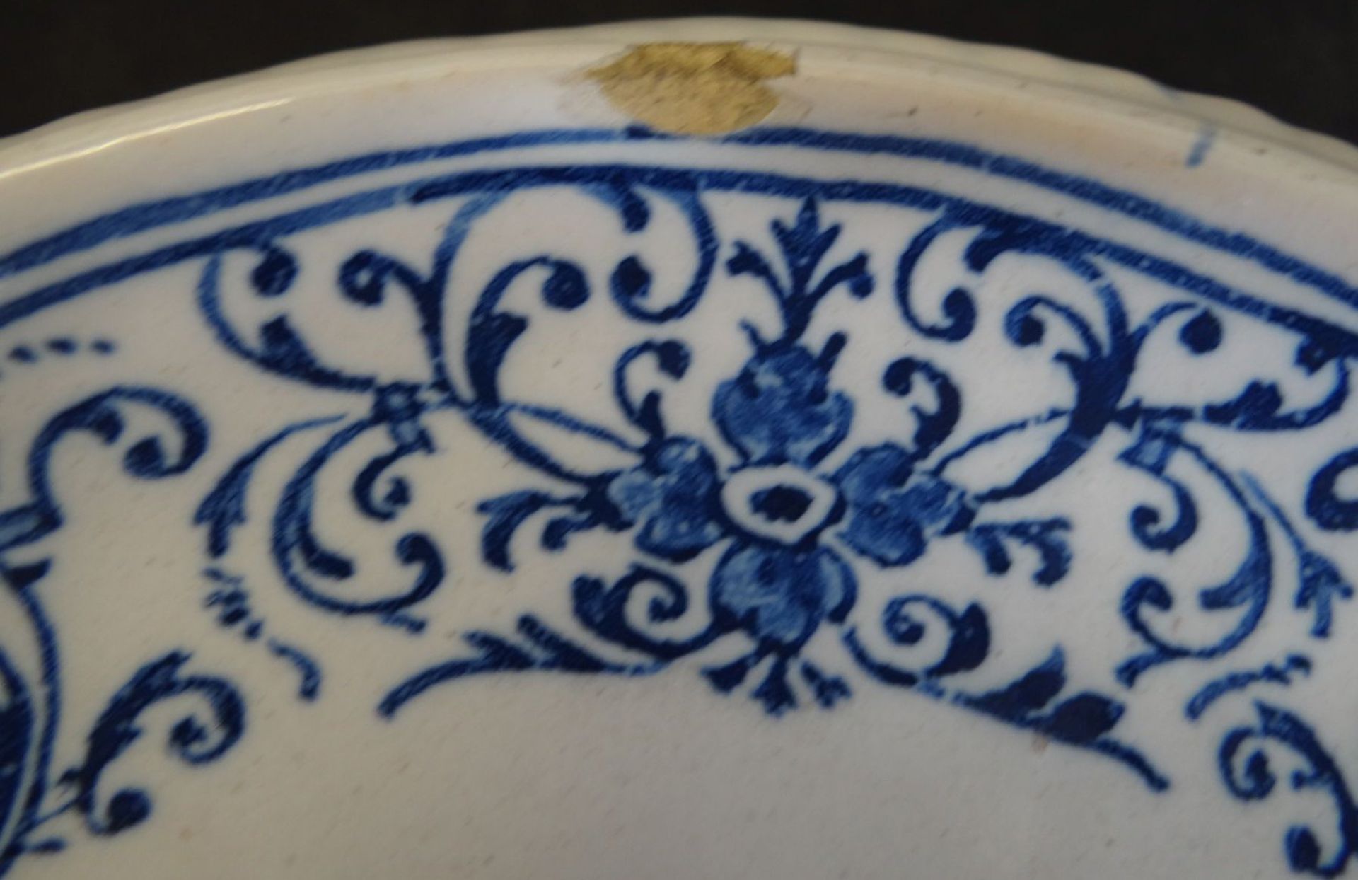 gr. Fayence-Platte auf drei Füsschen, blaues Dekor, H-6 cm, D-38 cm, kl. Abplatzer am Rand, wohl - Bild 4 aus 4