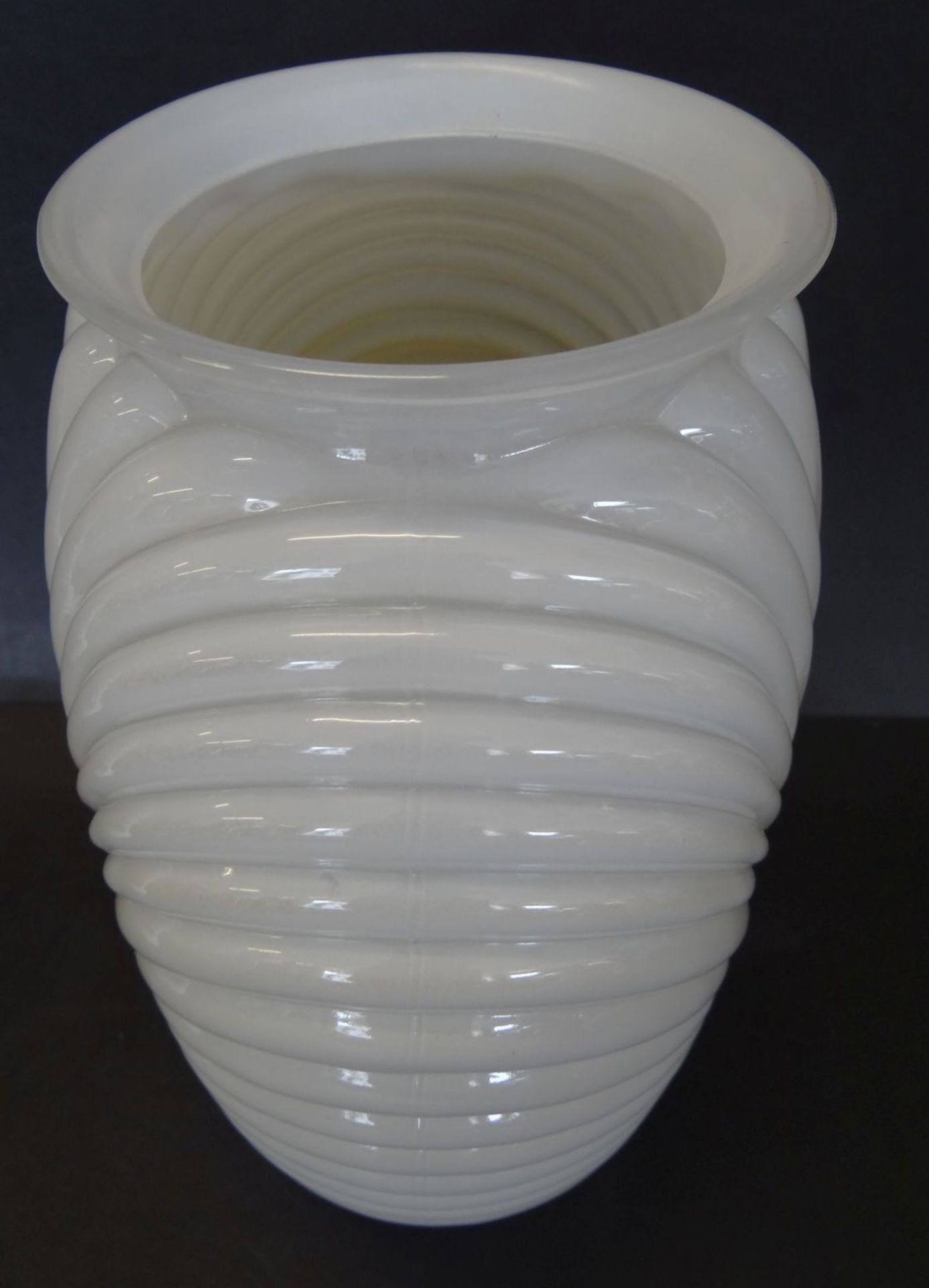 grosse Milchglas-Vase, H-24 cm, B-17 cm - Bild 3 aus 4