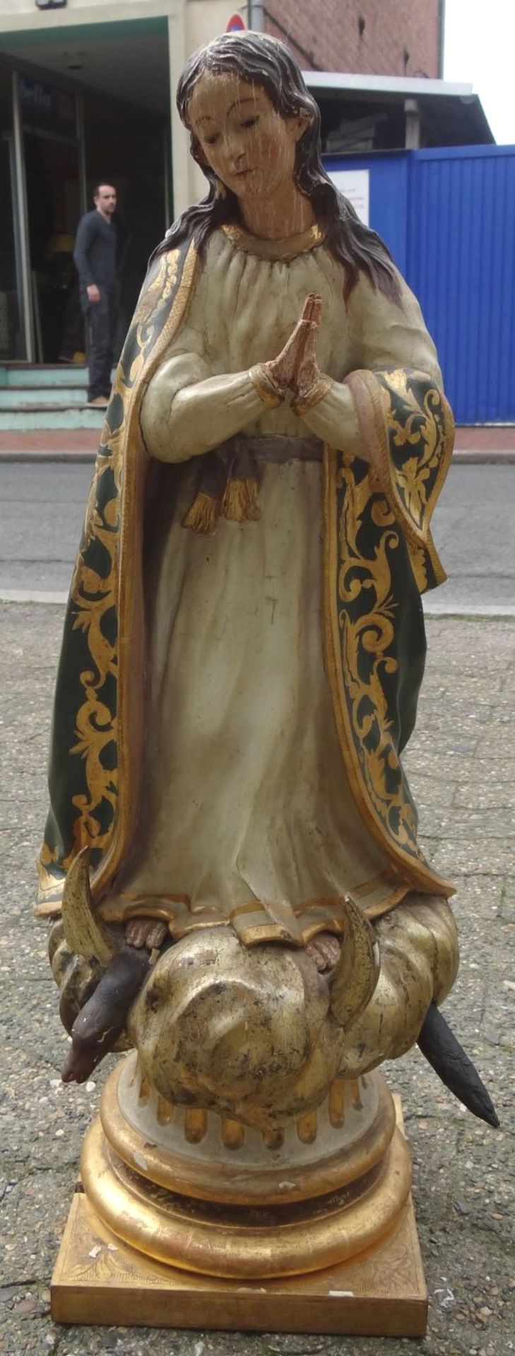 Holzskulptur, betende Heilige mit Schlange und Teufelshörner, farbig staffiert, H-73 cm, Alters-u. - Bild 2 aus 9