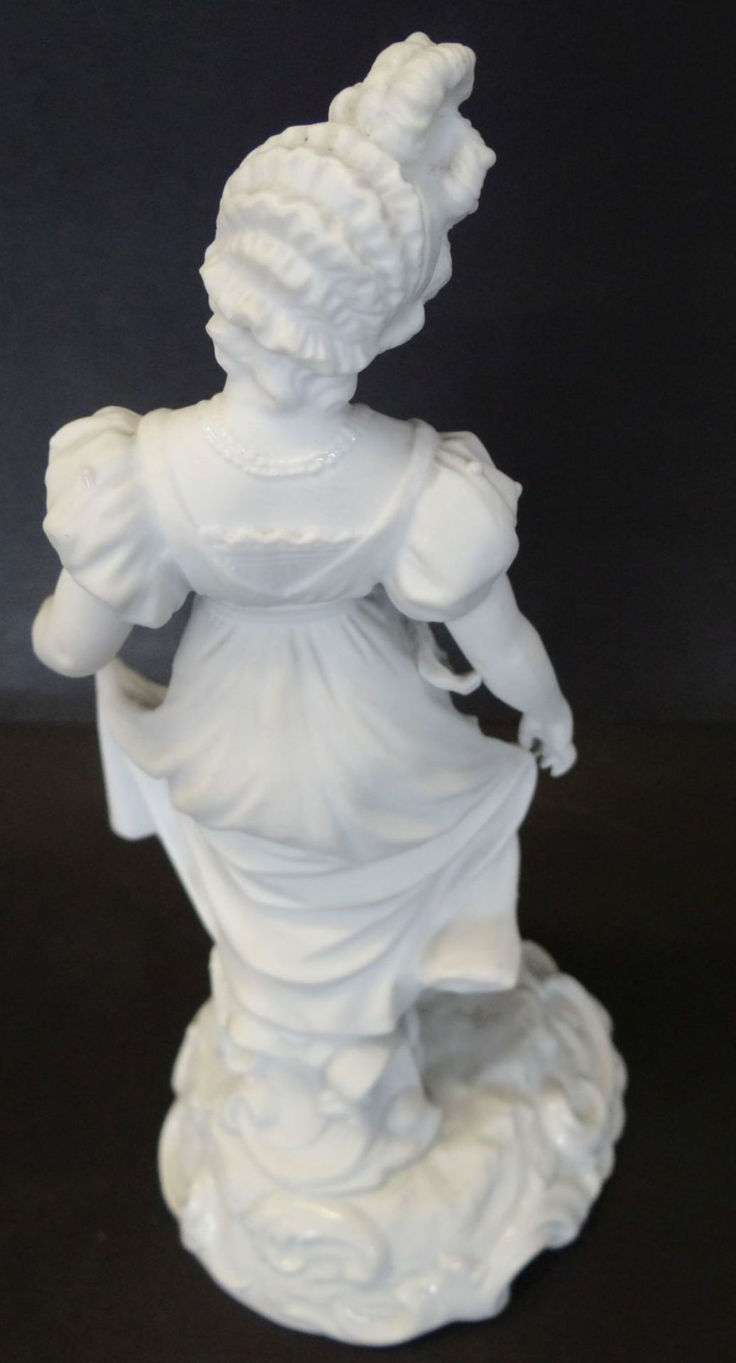 Bisquitporzellanfigur "knicksendes Mädchen" weiss, H-18 cm, 1x Finger ab - Bild 4 aus 5