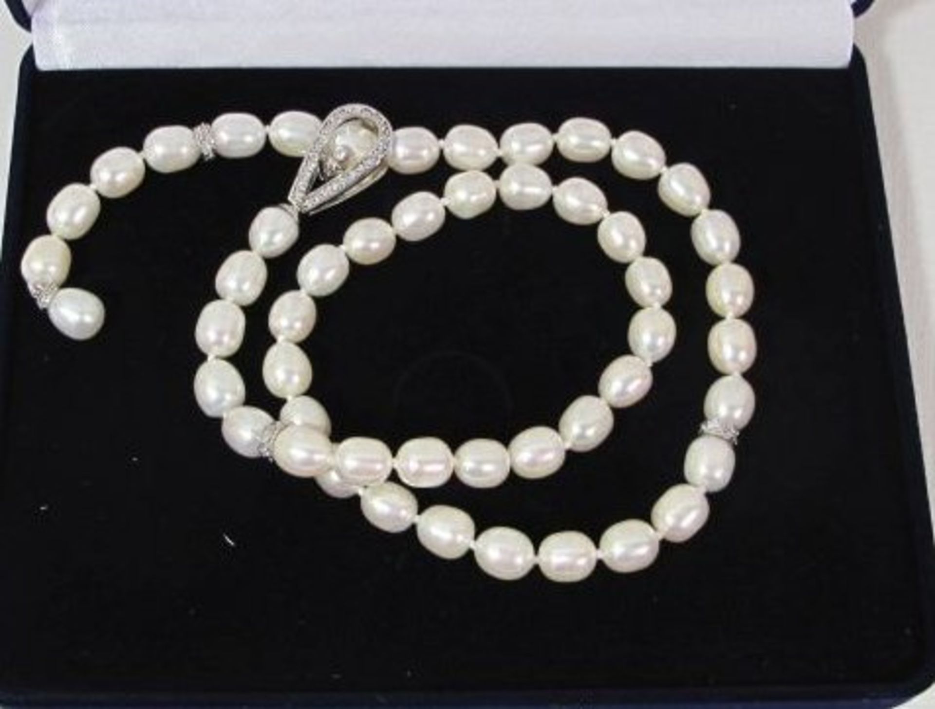 SW-Perlencollier, Italien, 925er Silber-Clipschließe, orig. Etui, ca. L-50cm. - Bild 2 aus 2