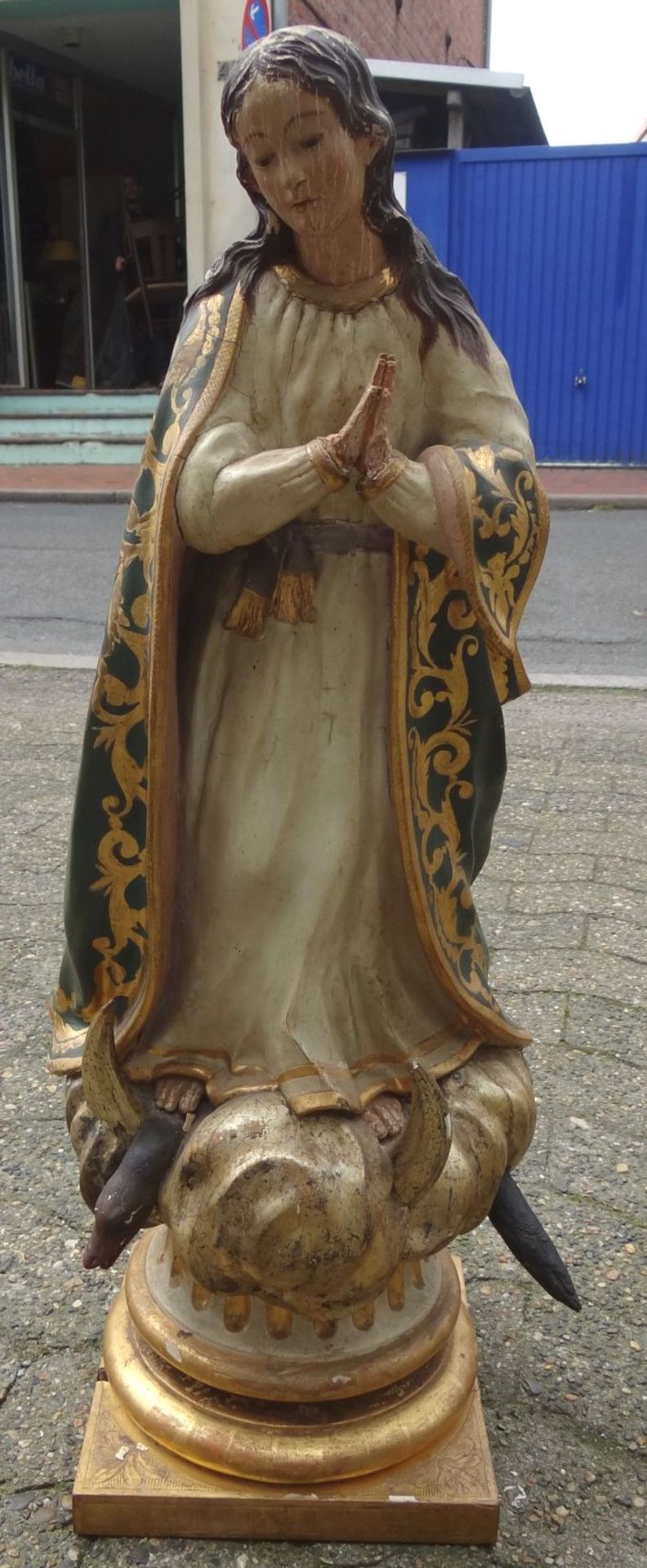 Holzskulptur, betende Heilige mit Schlange und Teufelshörner, farbig staffiert, H-73 cm, Alters-u.