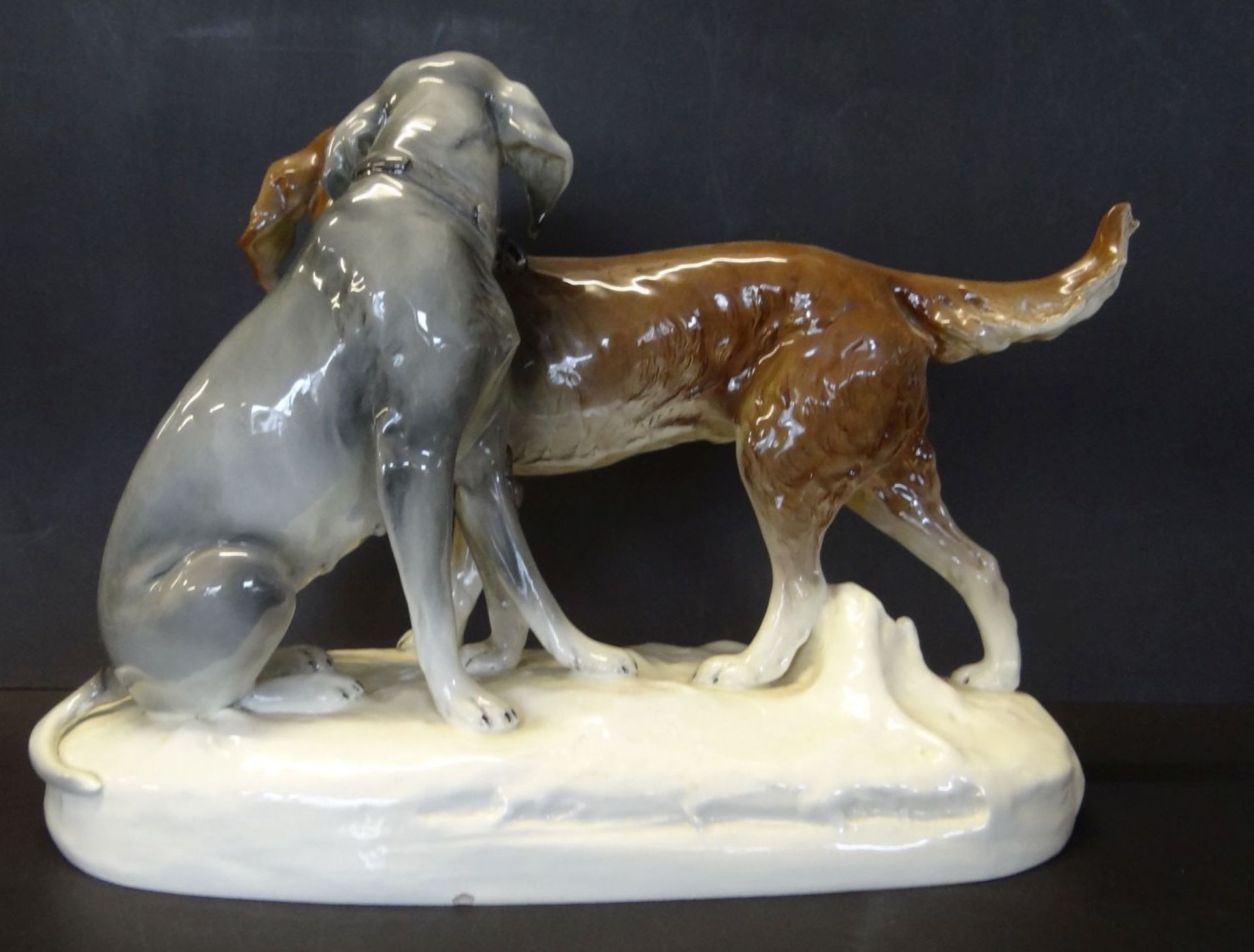 grosses Hundepaar "Royal Dux" bemalt, H-30 cm, L-43 cm, kl. Abplatzer am Sockel - Bild 3 aus 8