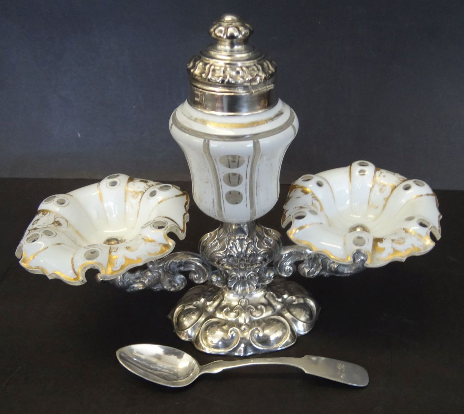 Biedermeier-Menage, Überfangglas auf Silberstand, Gold etwas berieben, 2 Gewürzschälchen und - Bild 7 aus 7