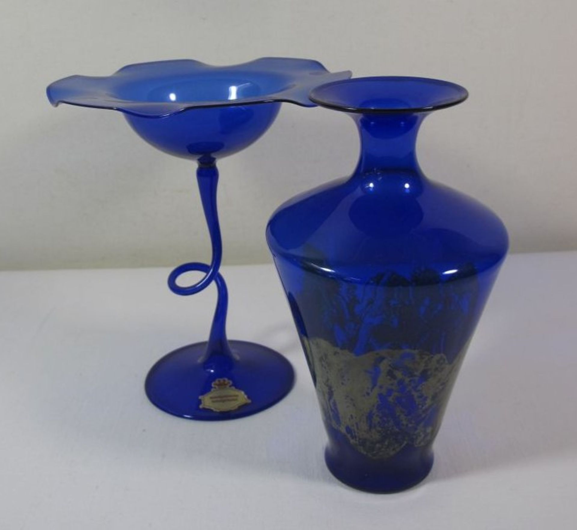 2 Teile Kunstglas, leichtes blaues Glas, farbige Einschmelzungen, ca. H-17cm.