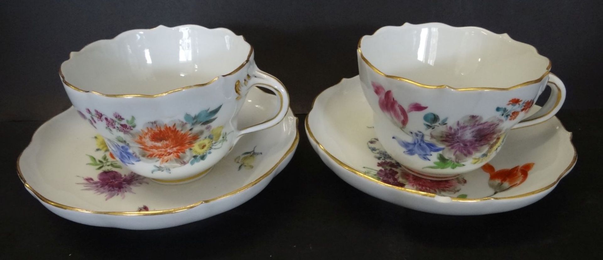 2 Tassen mit U.T. "Meissen" Blumenmalerei, Schwertermarke, 1.Wahl, 1xHenkel geklebt,, einmal