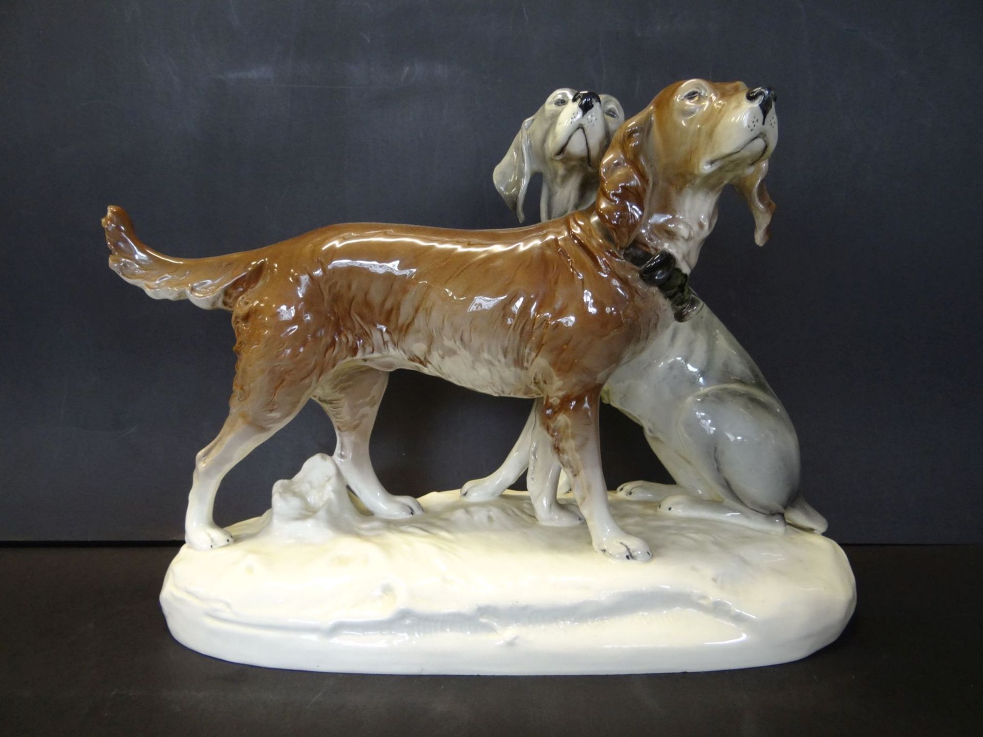 grosses Hundepaar "Royal Dux" bemalt, H-30 cm, L-43 cm, kl. Abplatzer am Sockel - Bild 5 aus 8