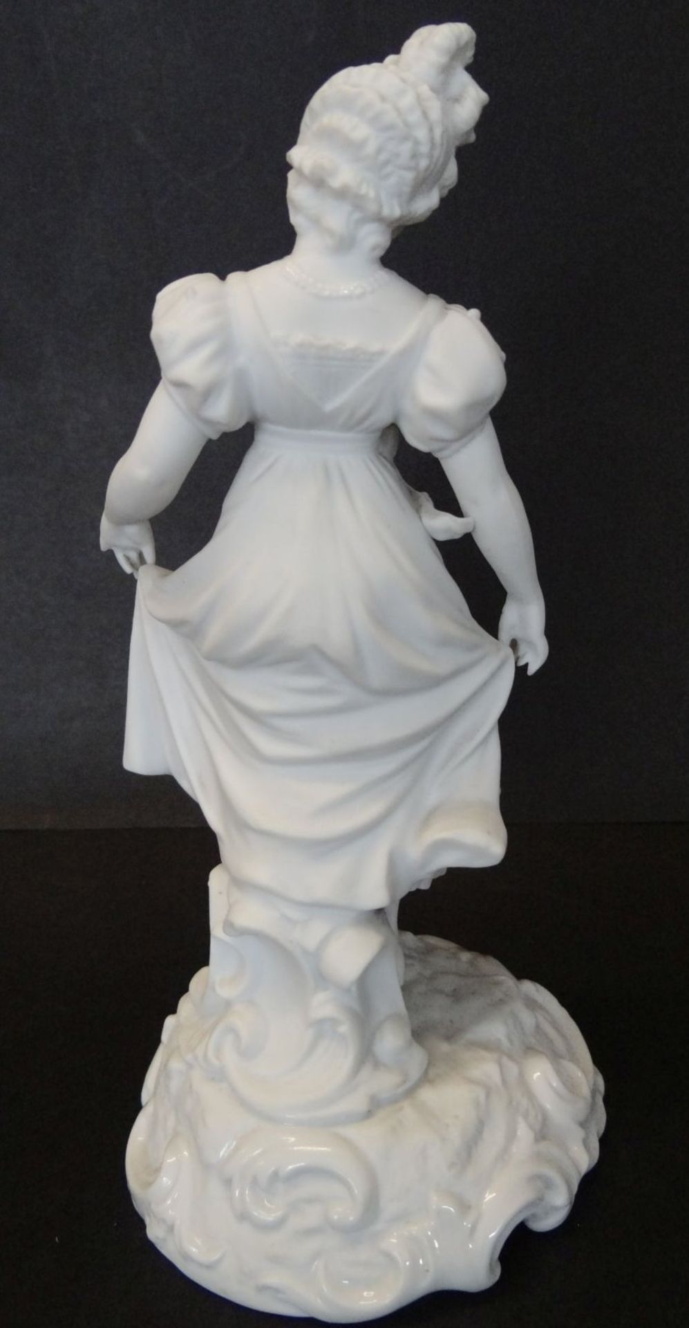Bisquitporzellanfigur "knicksendes Mädchen" weiss, H-18 cm, 1x Finger ab - Bild 3 aus 5