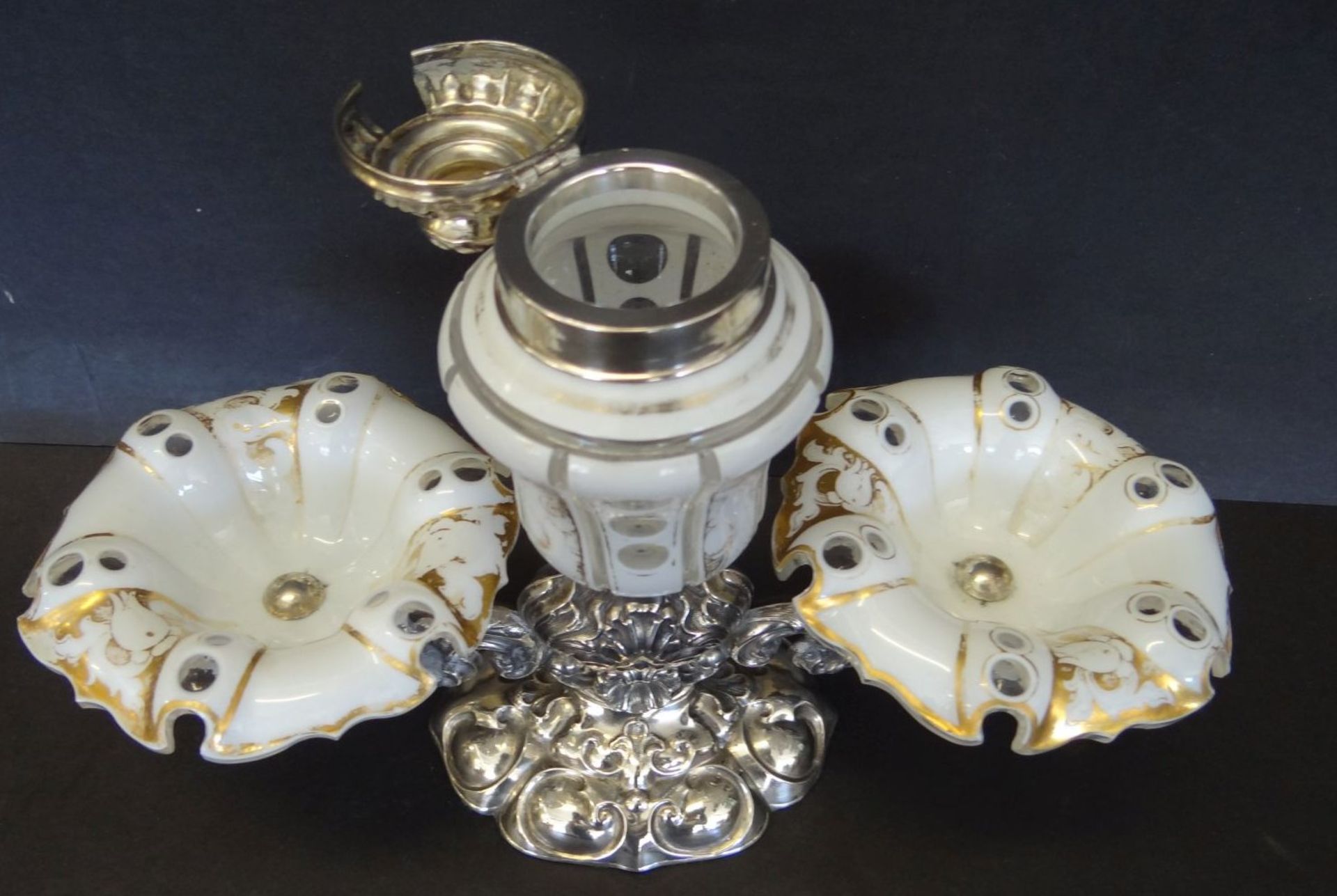Biedermeier-Menage, Überfangglas auf Silberstand, Gold etwas berieben, 2 Gewürzschälchen und - Bild 4 aus 7