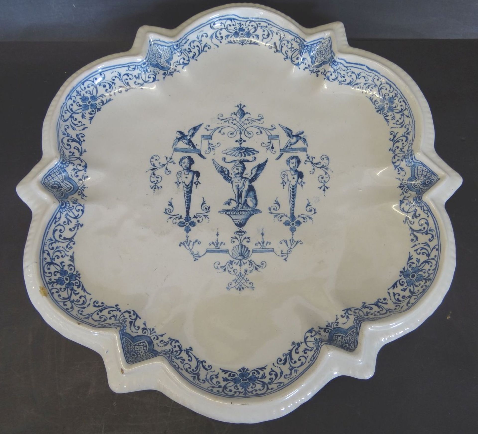 gr. Fayence-Platte auf drei Füsschen, blaues Dekor, H-6 cm, D-38 cm, kl. Abplatzer am Rand, wohl - Bild 2 aus 4