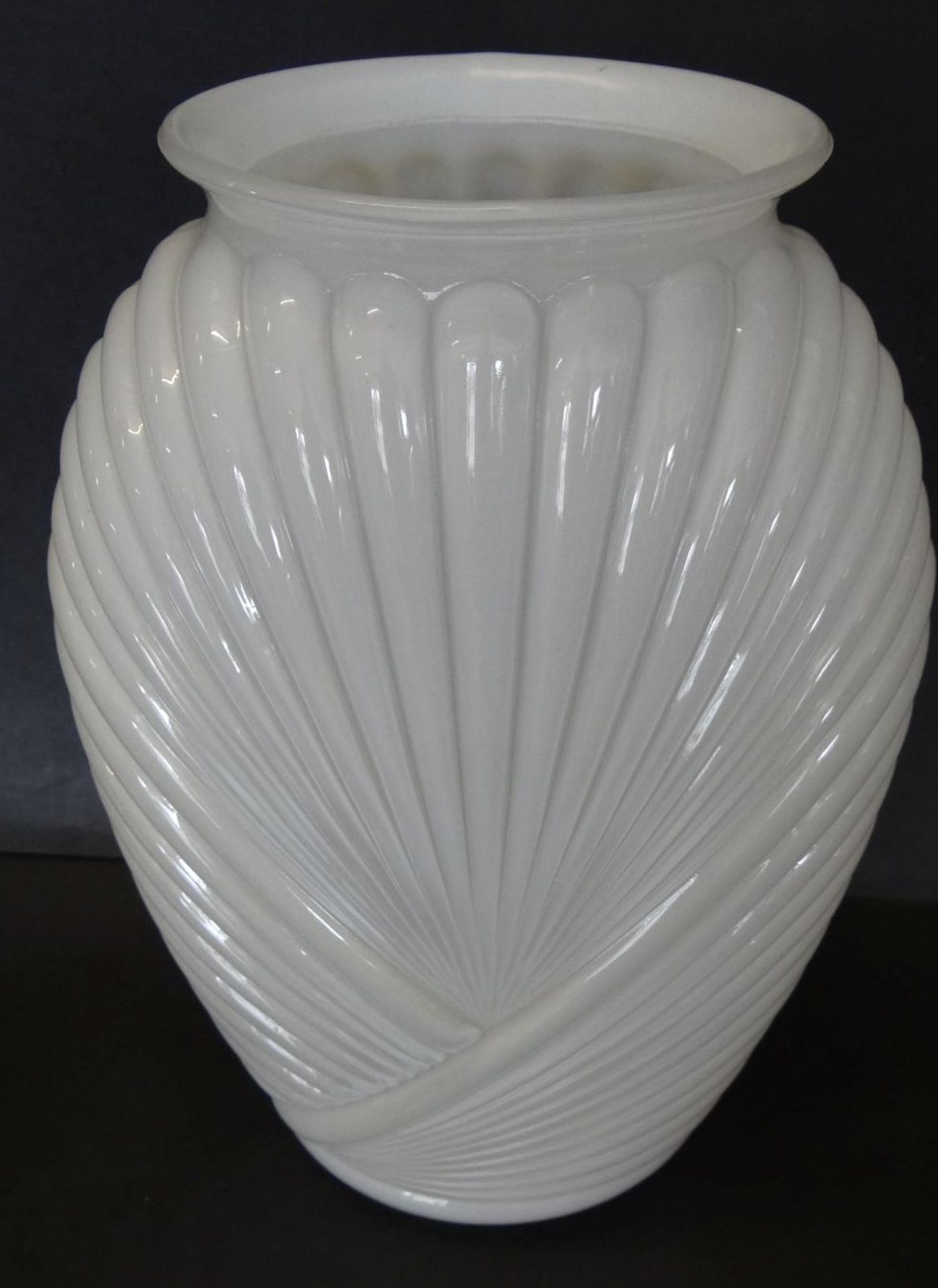 grosse Milchglas-Vase, H-24 cm, B-17 cm - Bild 2 aus 4