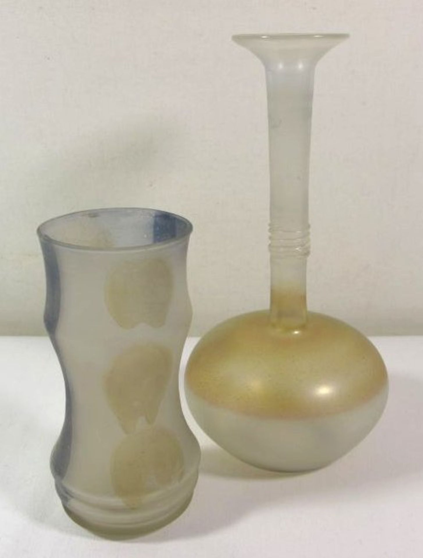 2 Teile Kunstglas, leichtes Glas, farbige Einschmelzungen, satiniert, H-19cm und H-12,5cm.