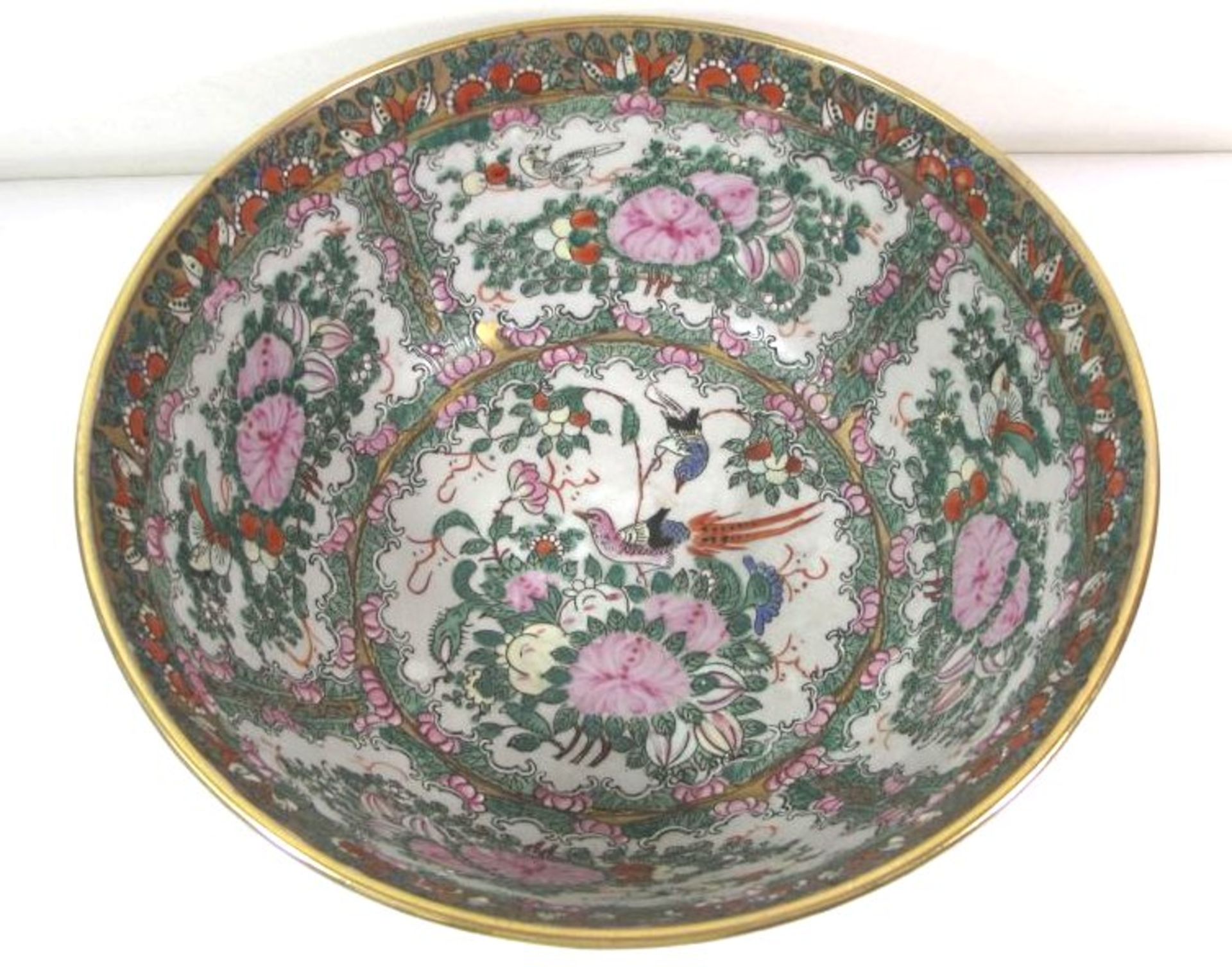 gr. Schale mit aufwendigem Dekor, China, Blumen und Vögel, rote 6 Zeichenmarke, H-14,5cm D-30cm. - Bild 2 aus 4