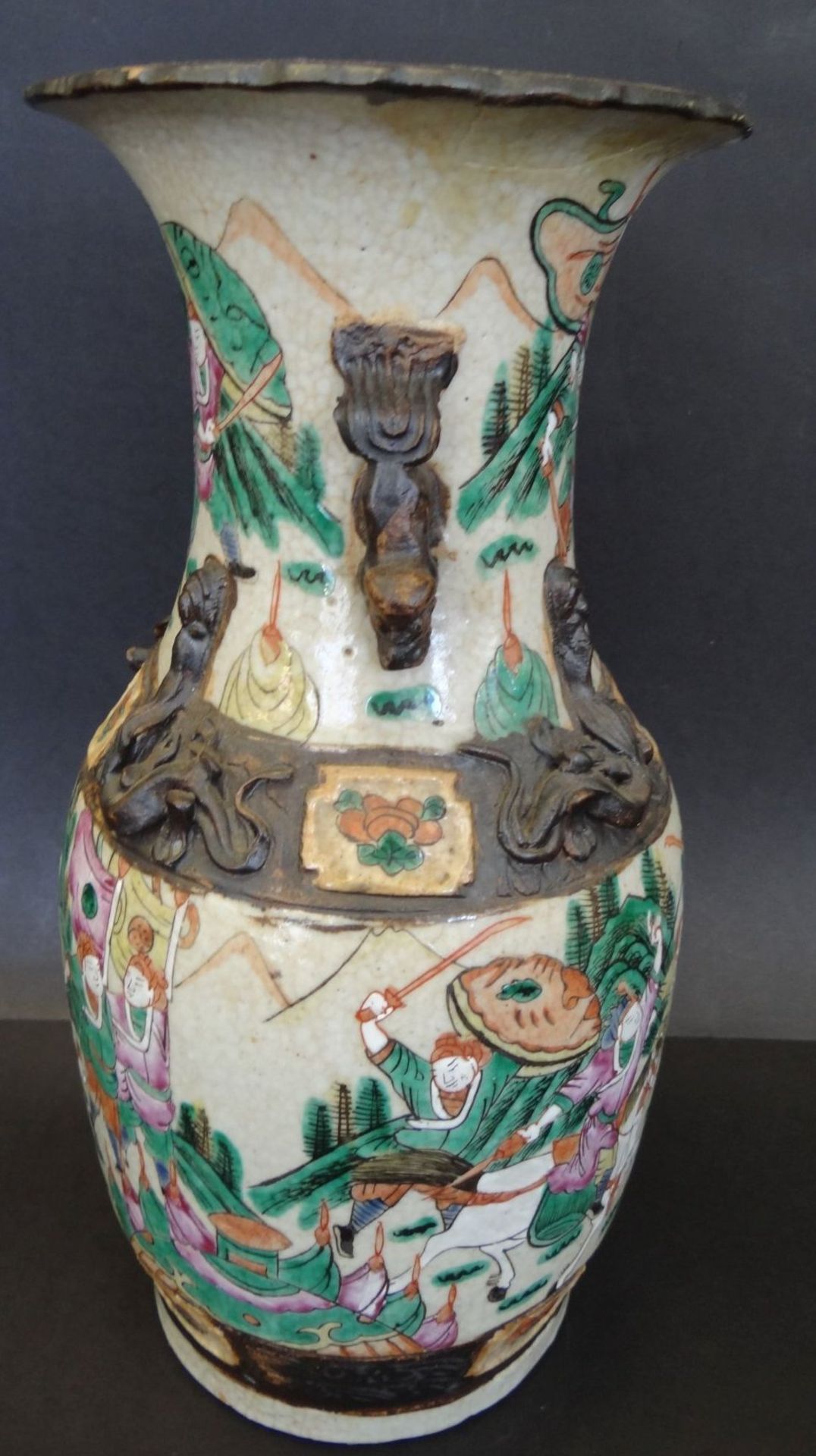 hohe China-Vase, bemalt m it Kampfszenen, chines. gemarkt, H-33 cm - Bild 3 aus 7