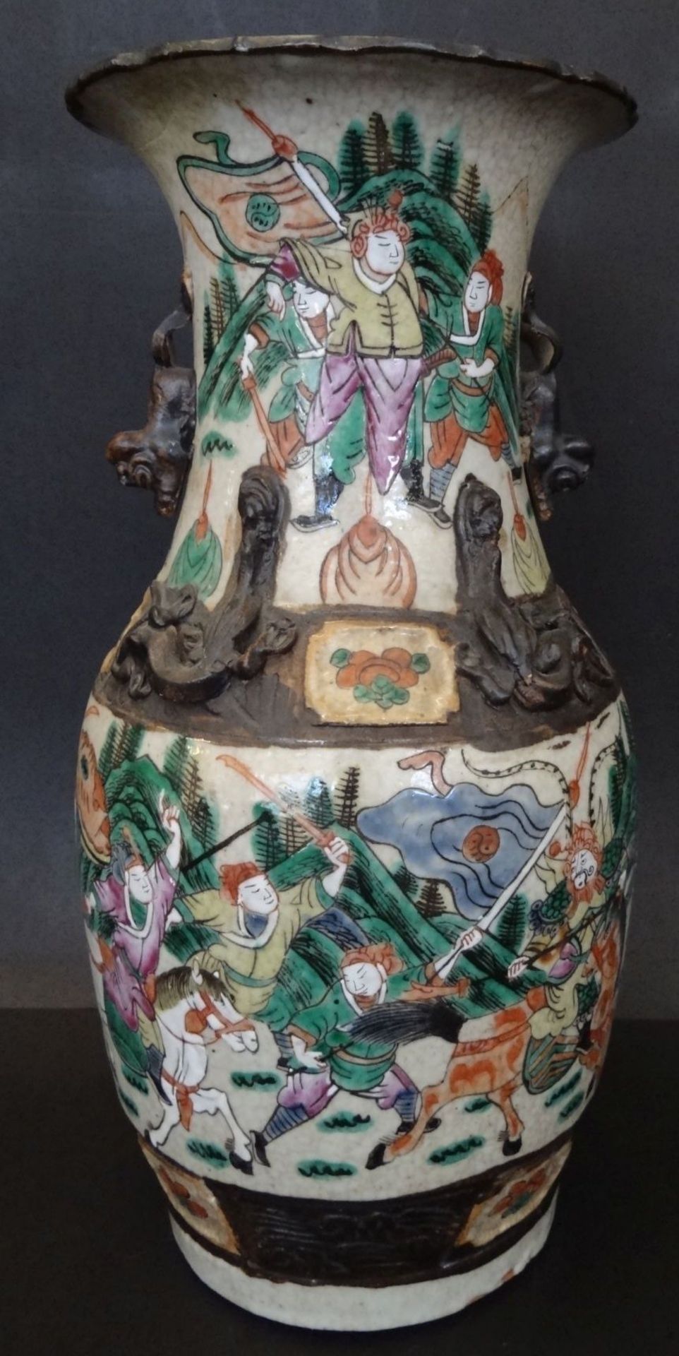 hohe China-Vase, bemalt m it Kampfszenen, chines. gemarkt, H-33 cm - Bild 4 aus 7