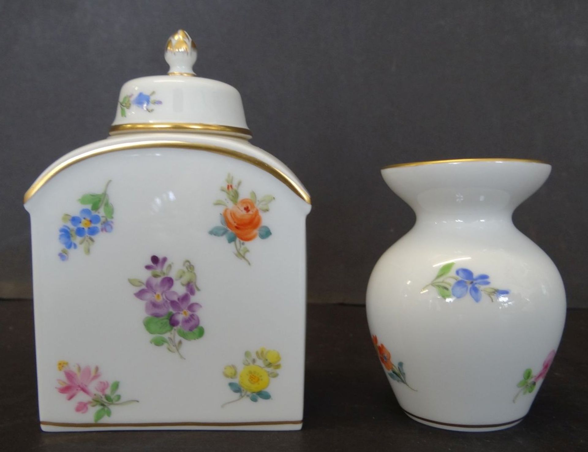 kl. Teedose und Väschen, Meissen, Streublümchen, H-9 und Vase 6 cm, beide 1.Wa