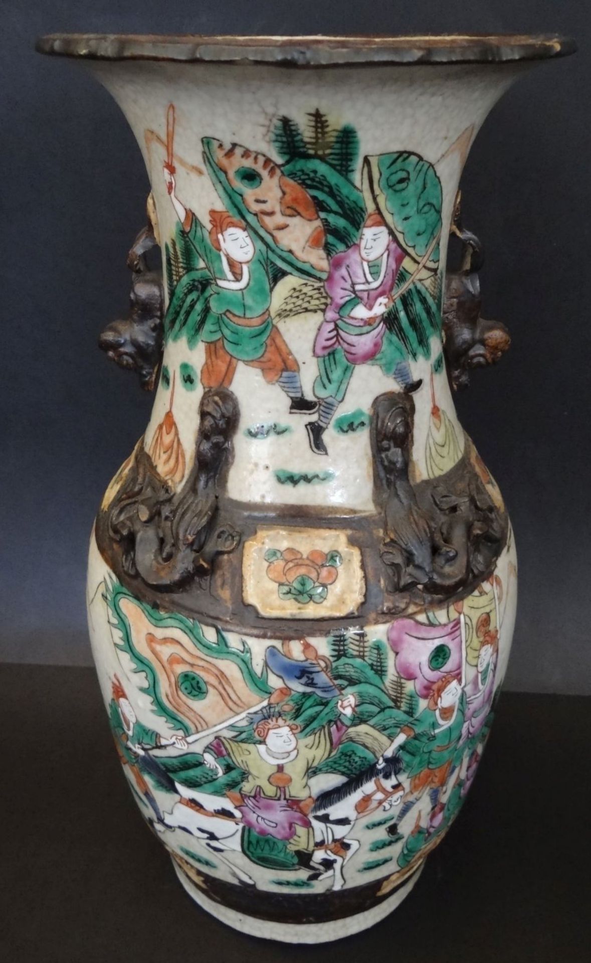 hohe China-Vase, bemalt m it Kampfszenen, chines. gemarkt, H-33 cm - Bild 2 aus 7