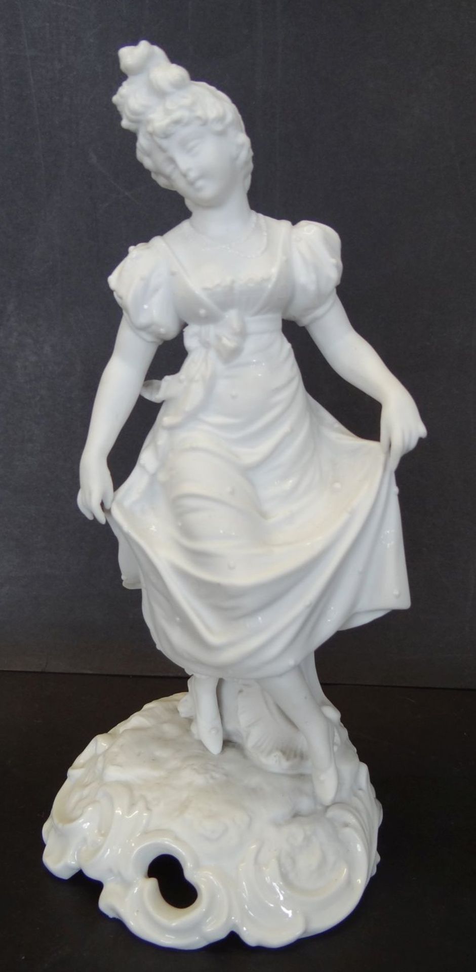 Bisquitporzellanfigur "knicksendes Mädchen" weiss, H-18 cm, 1x Finger ab