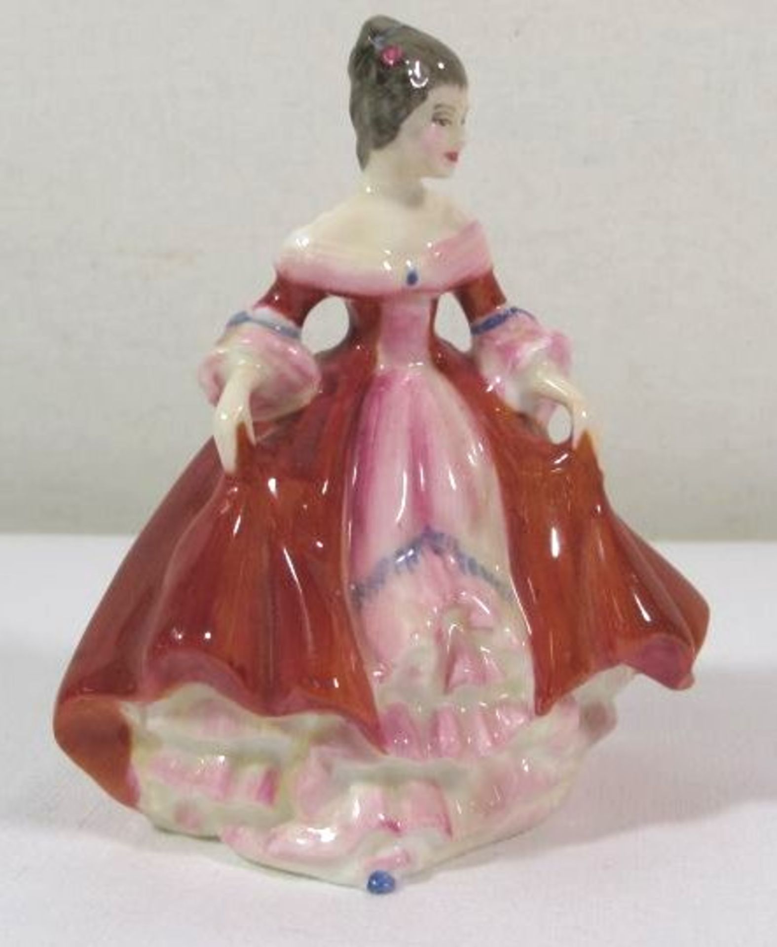 Figur "Dame", Royal Doulton, Entw. Peggy Davies, 1957, polychr. Bemalung, H-10cm.