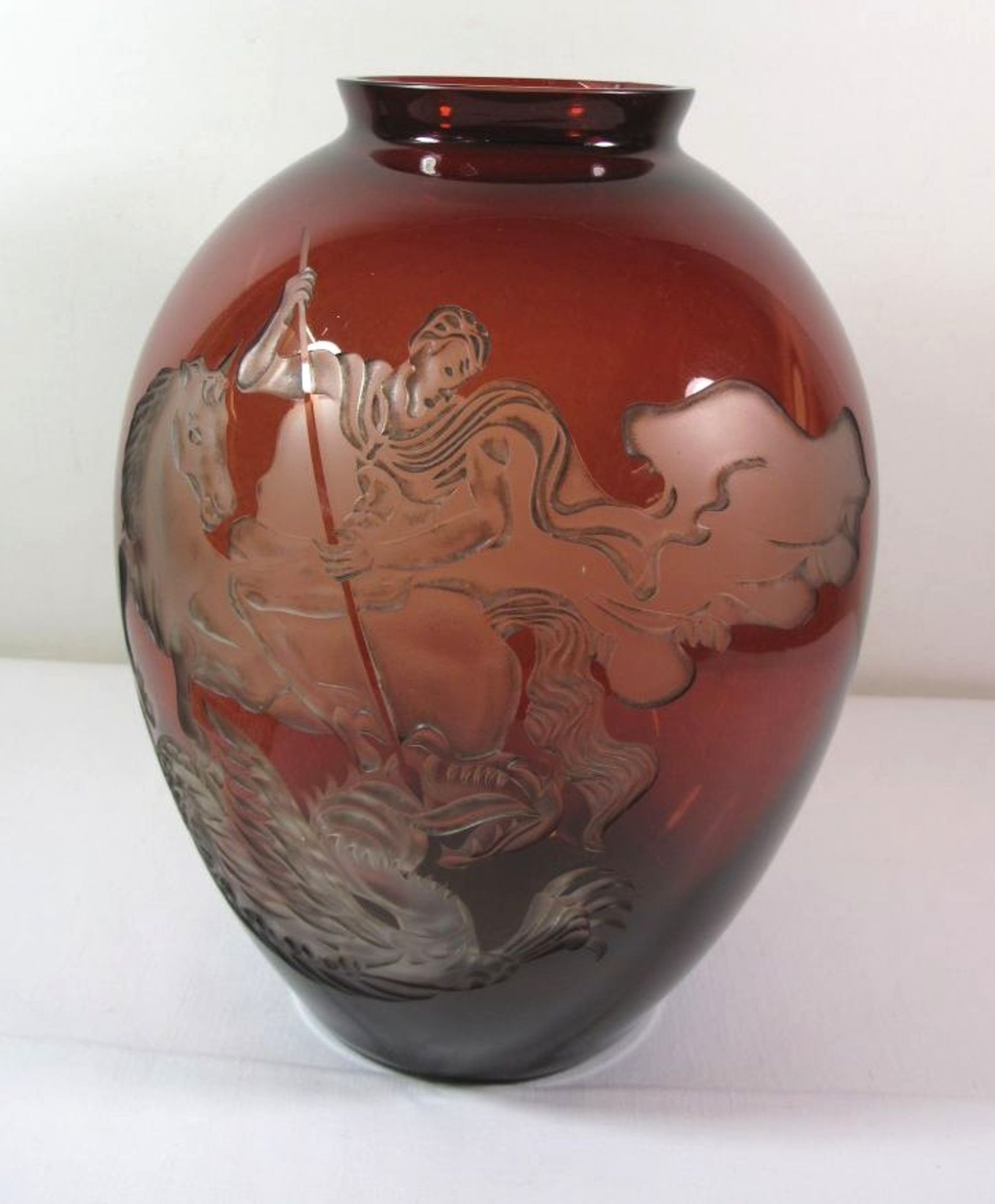 hohe Vase, rotes Glas, geschnittenes Dekor "Heiliger Georg im Kampf mit dem Drachen", H-32cm.