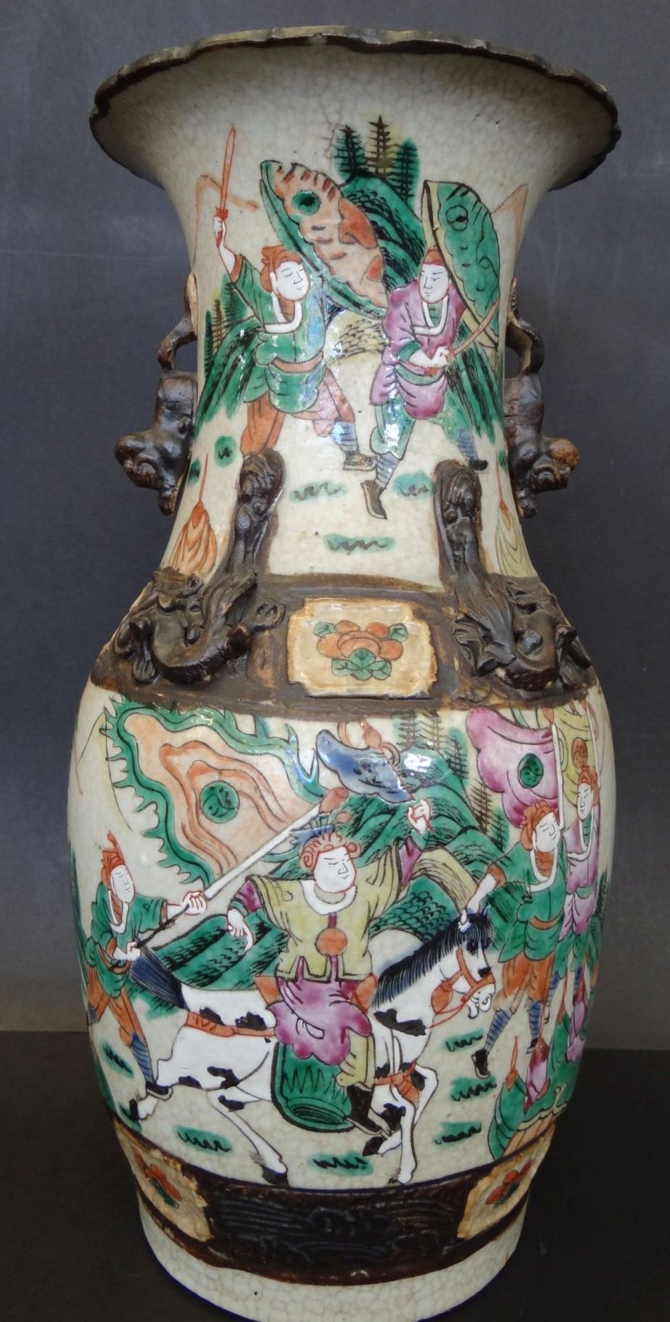hohe China-Vase, bemalt m it Kampfszenen, chines. gemarkt, H-33 cm