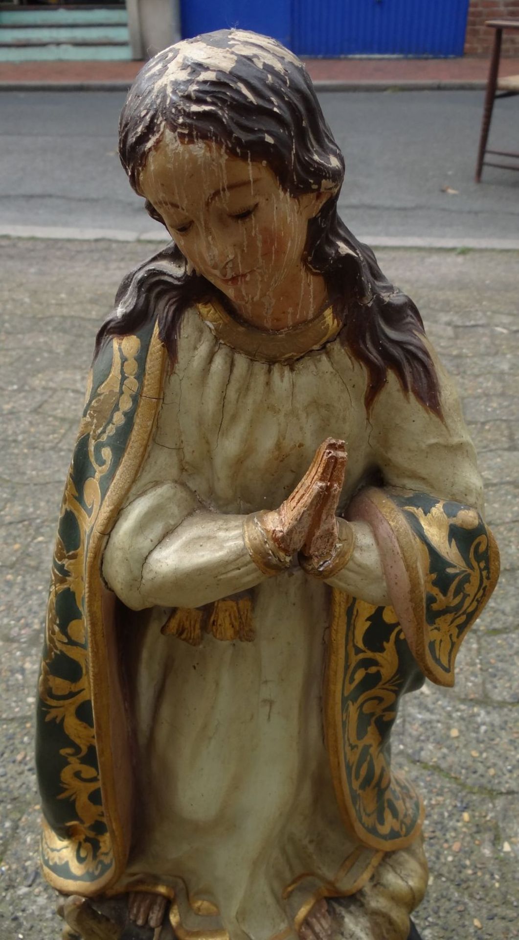 Holzskulptur, betende Heilige mit Schlange und Teufelshörner, farbig staffiert, H-73 cm, Alters-u. - Bild 5 aus 9
