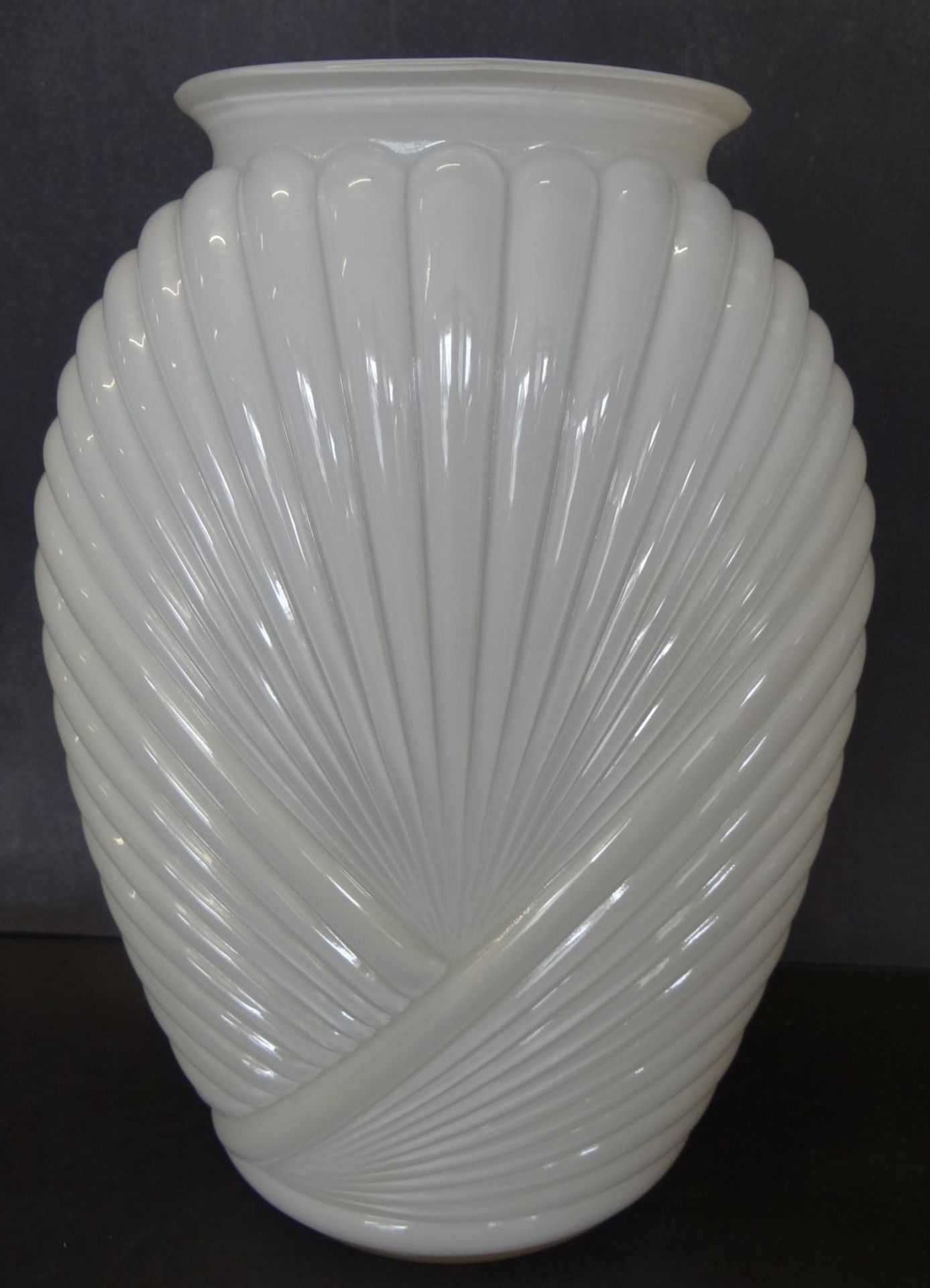 grosse Milchglas-Vase, H-24 cm, B-17 cm