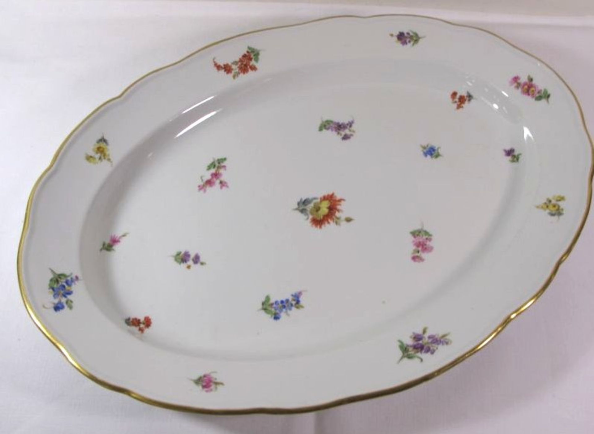 gr. Fleischplatte, Meissen, Schwertermarke, 1. Wahl, Streublumen, 48,5 x 35,5cm.